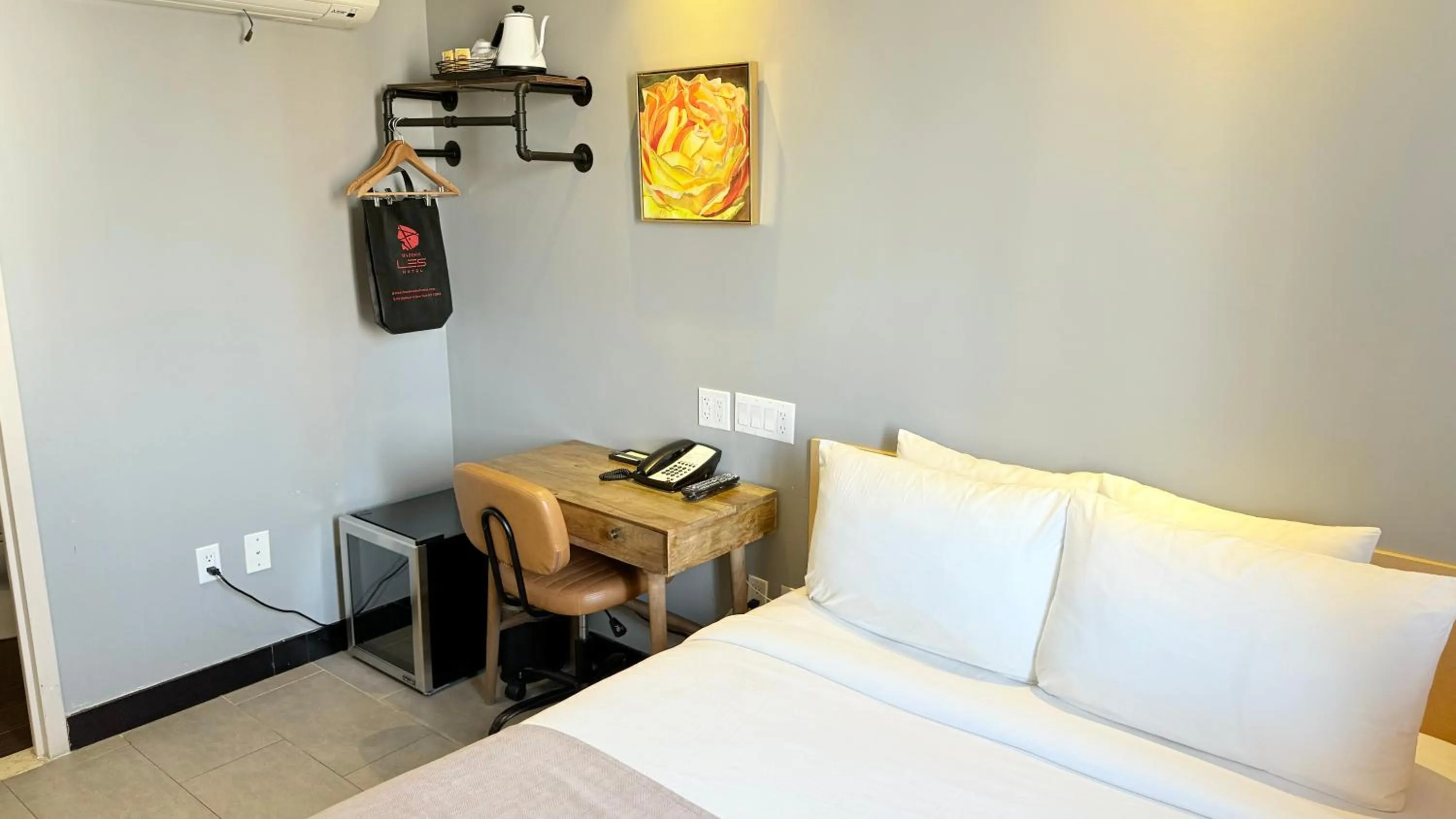 Photo of the whole room, Bed in Madison LES Hotel