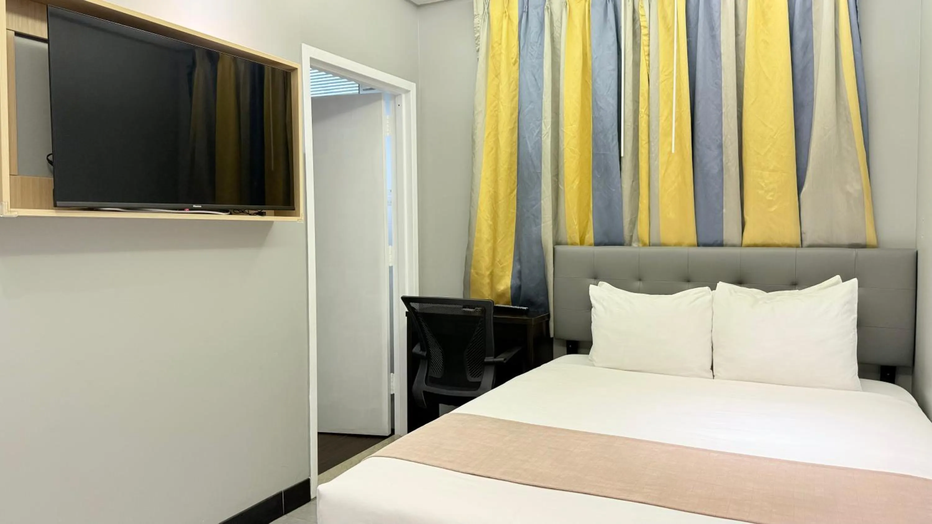 Photo of the whole room, Bed in Madison LES Hotel