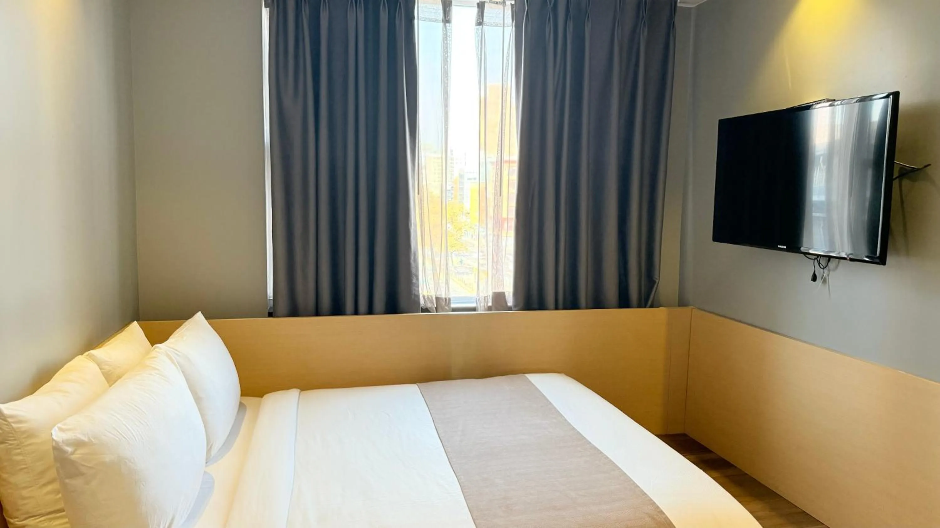 Photo of the whole room, Bed in Madison LES Hotel