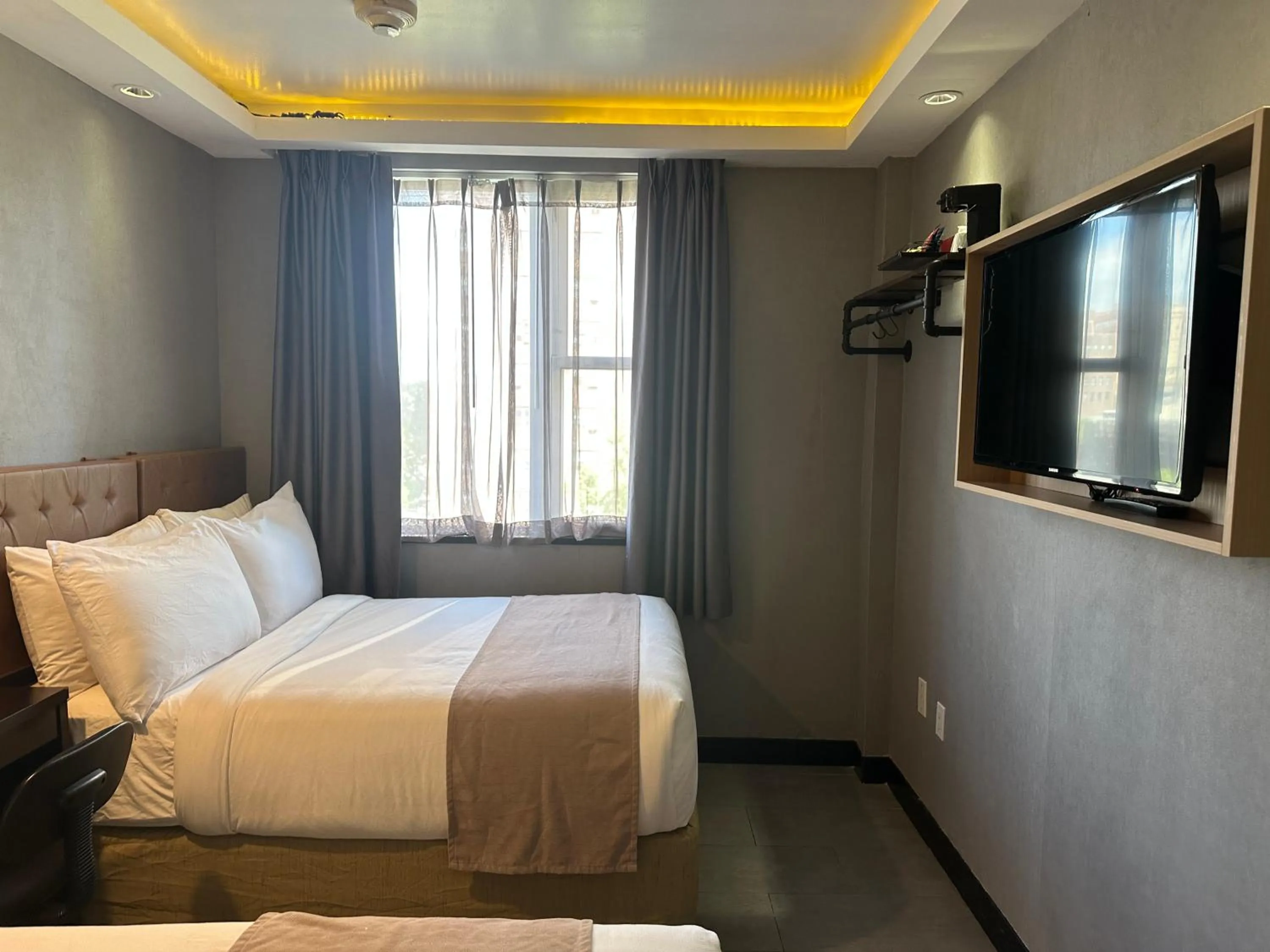 Photo of the whole room, Bed in Madison LES Hotel