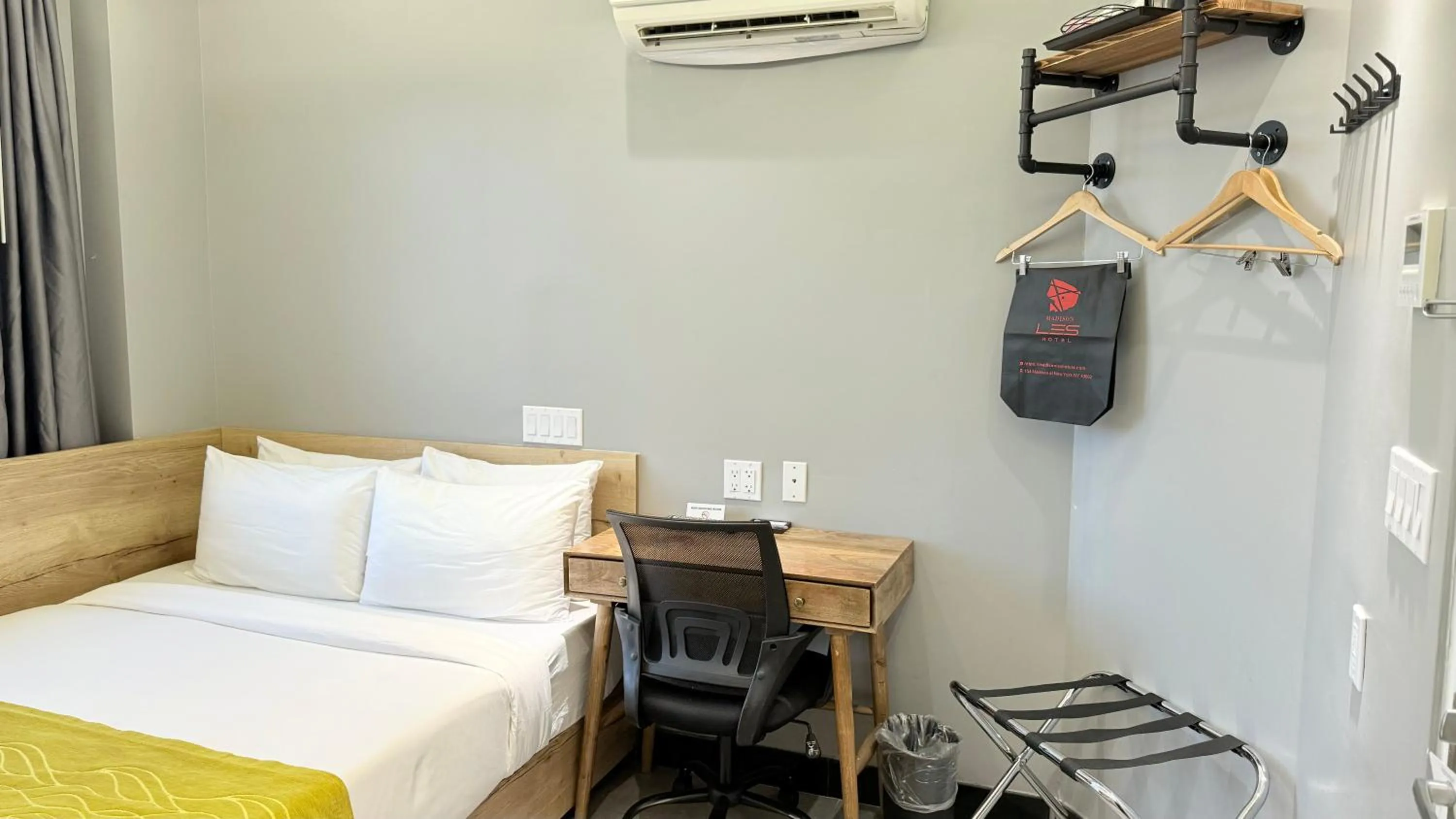 Photo of the whole room, Bed in Madison LES Hotel