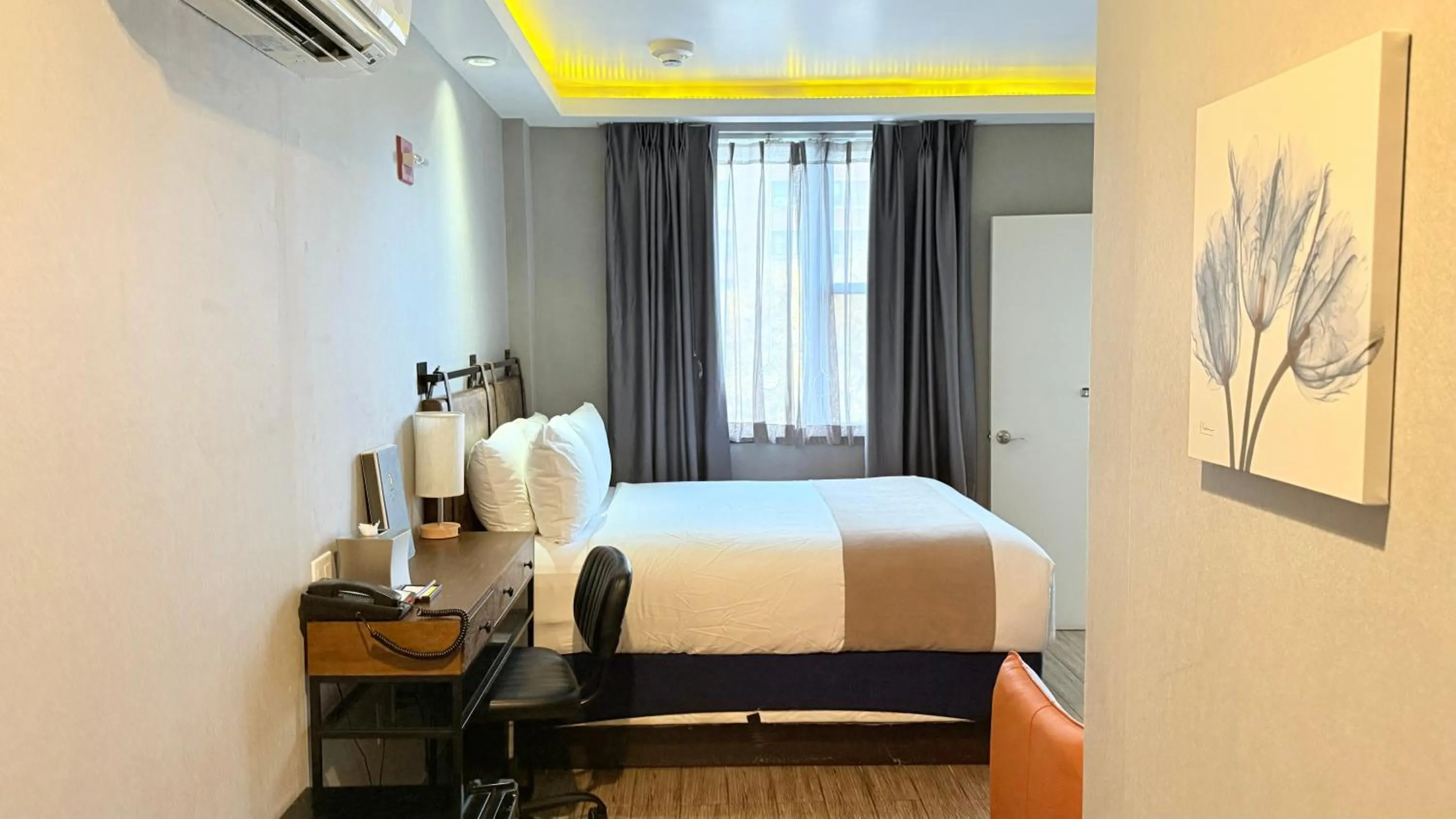 Photo of the whole room, Bed in Madison LES Hotel