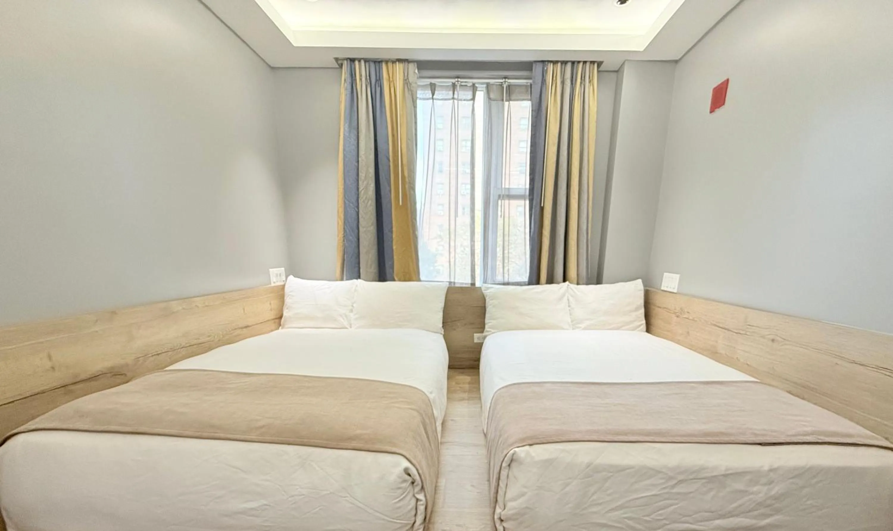 Photo of the whole room, Bed in Madison LES Hotel