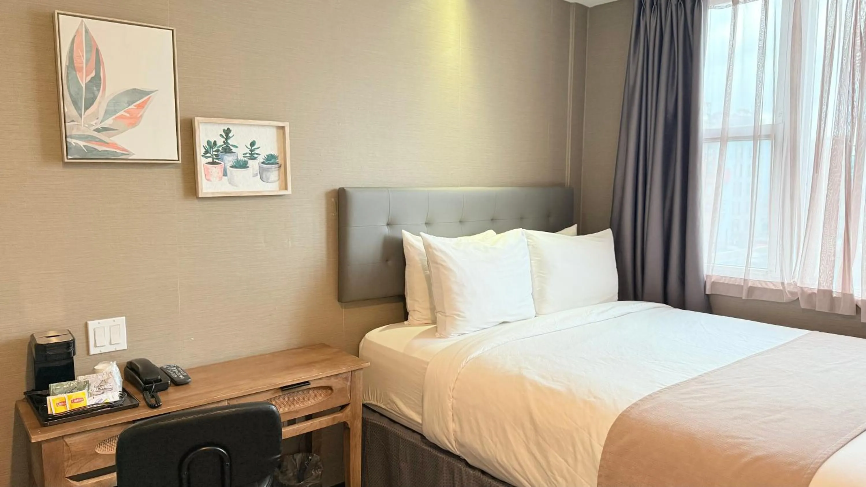 Photo of the whole room, Bed in Madison LES Hotel