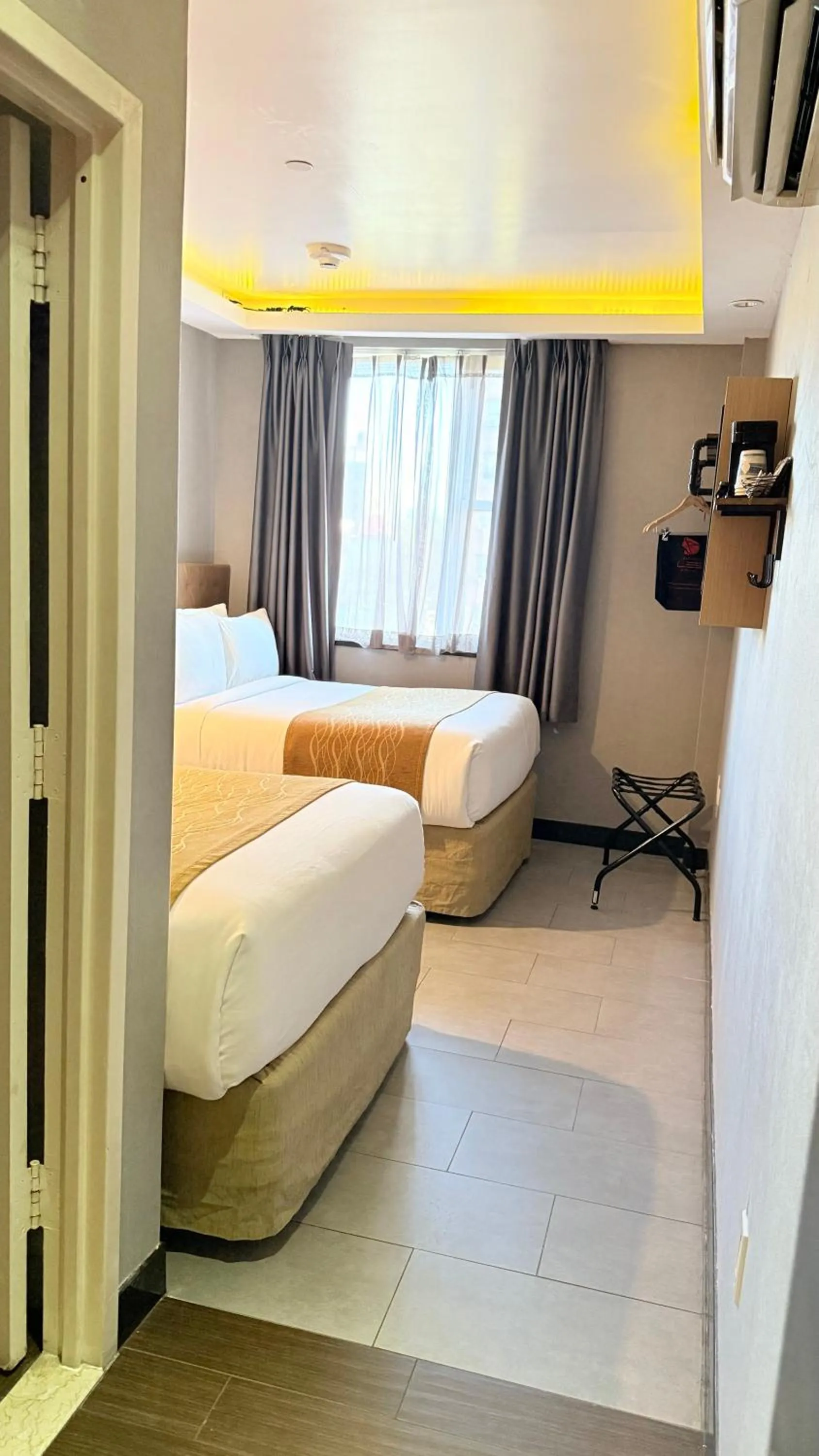 Photo of the whole room, Bed in Madison LES Hotel