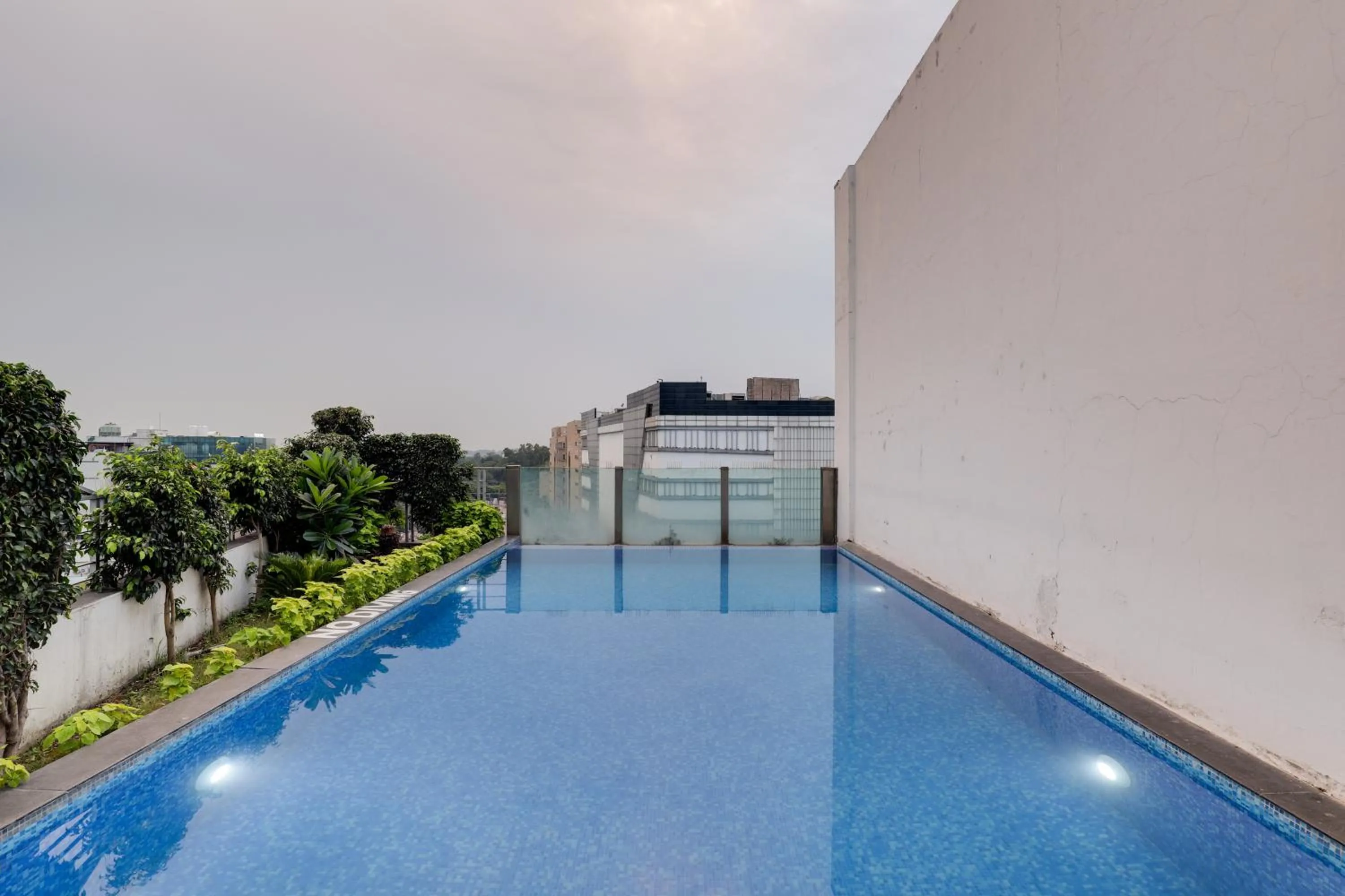 Swimming pool in Lemon Tree Hotel Chandigarh