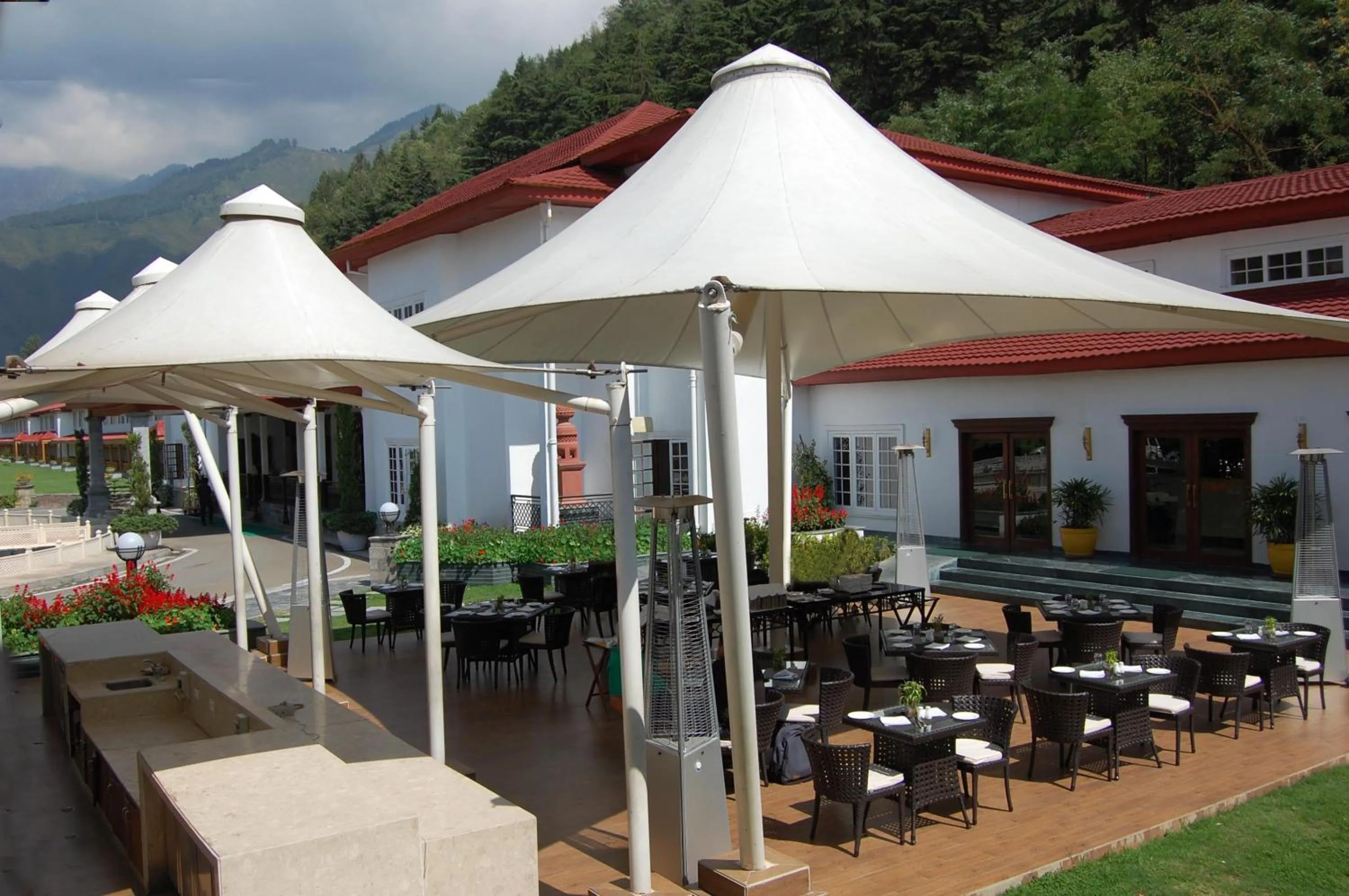 Restaurant/places to eat in The LaLit Grand Palace Srinagar