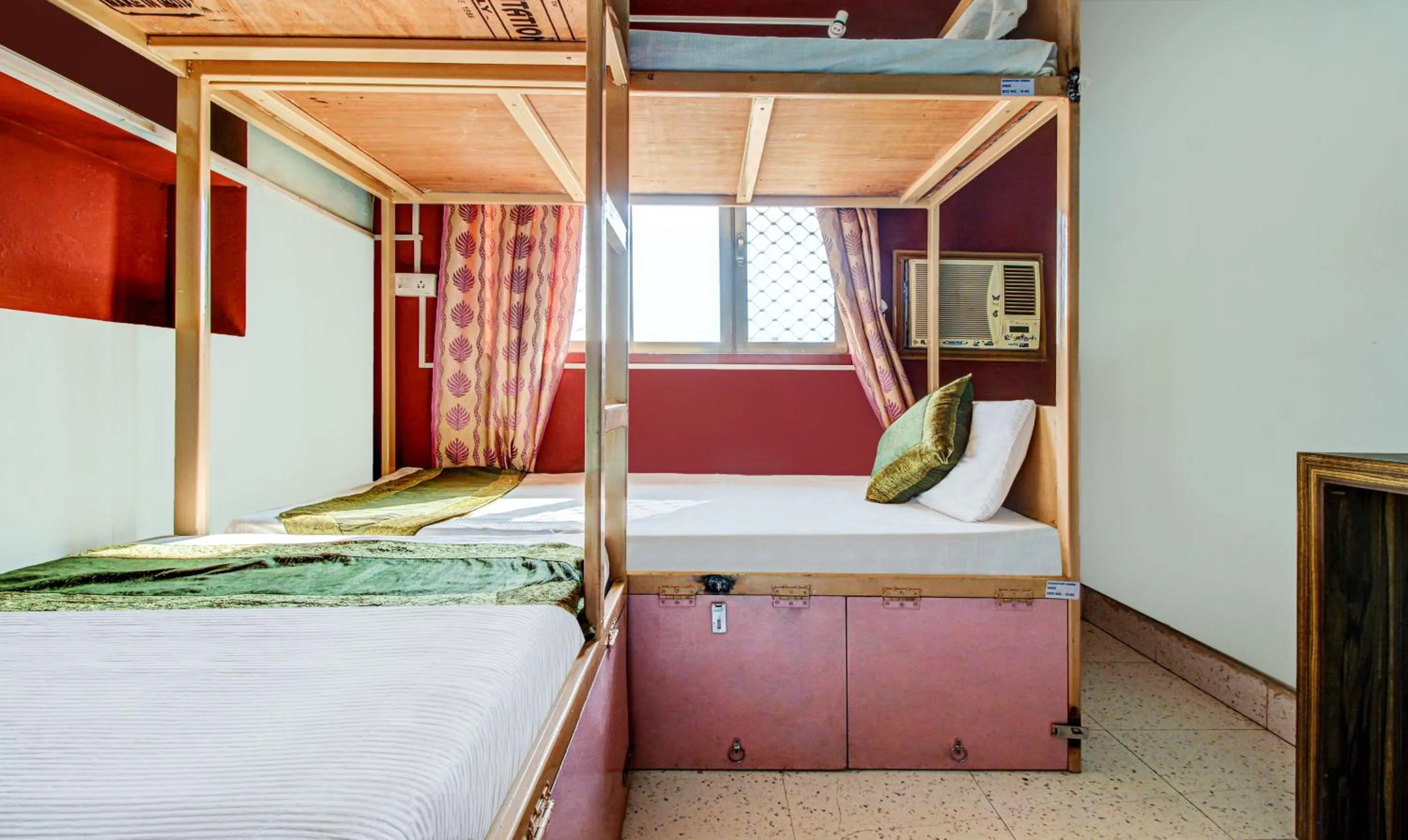 Restaurant/places to eat, Bed in Ganga Fuji Home