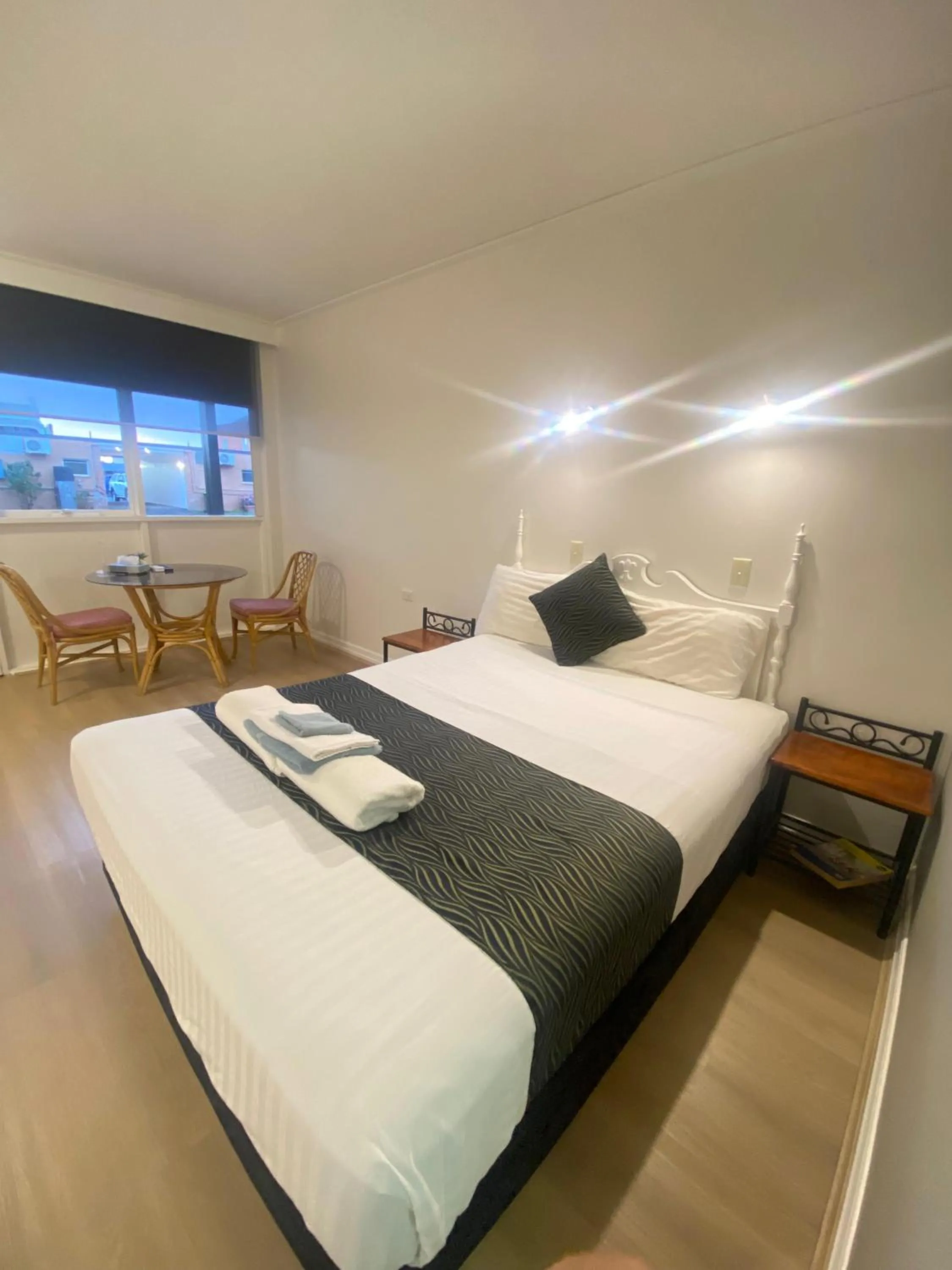 Photo of the whole room, Bed in Cobb Inlander Motel