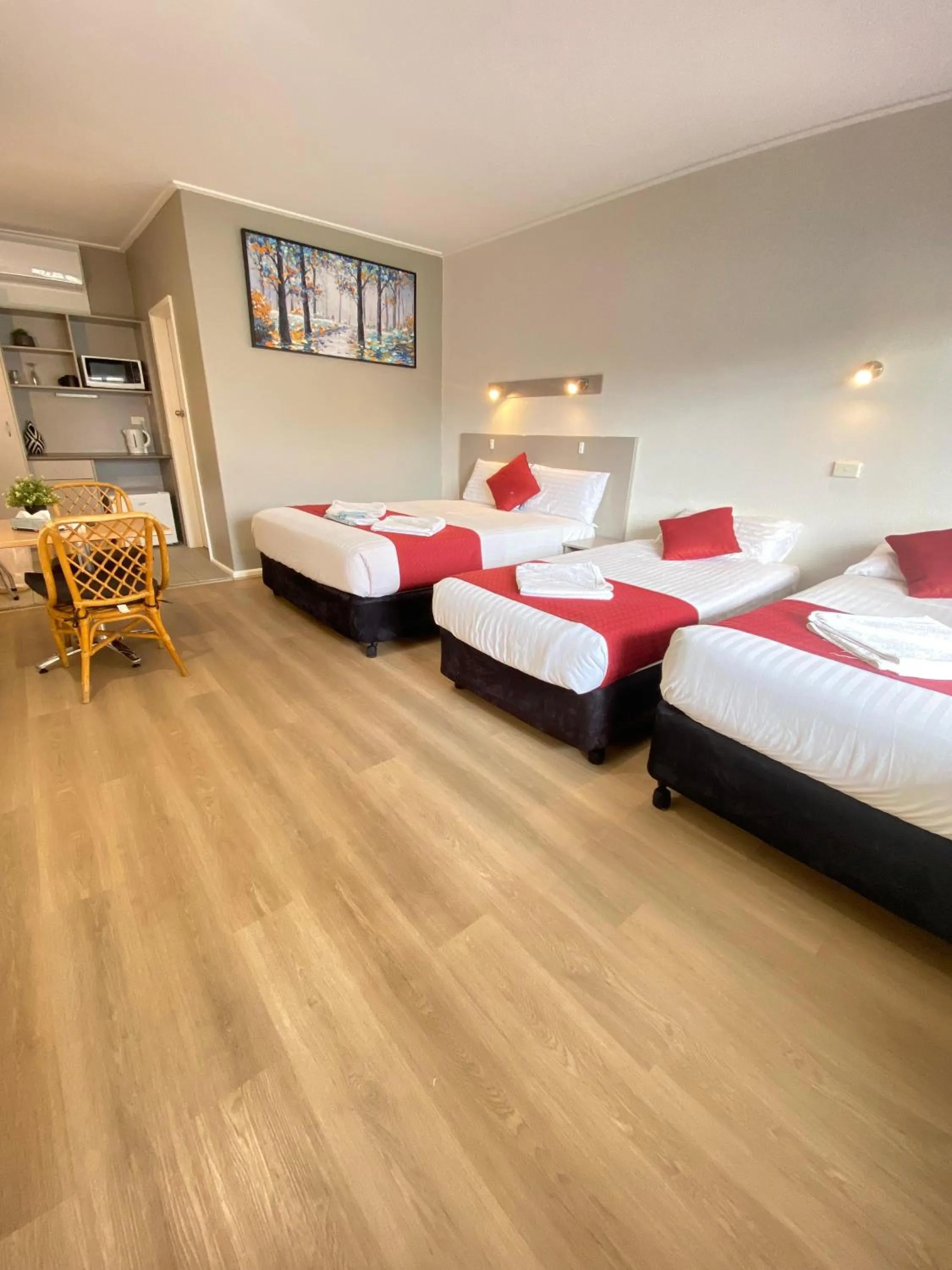 Photo of the whole room, Bed in Cobb Inlander Motel