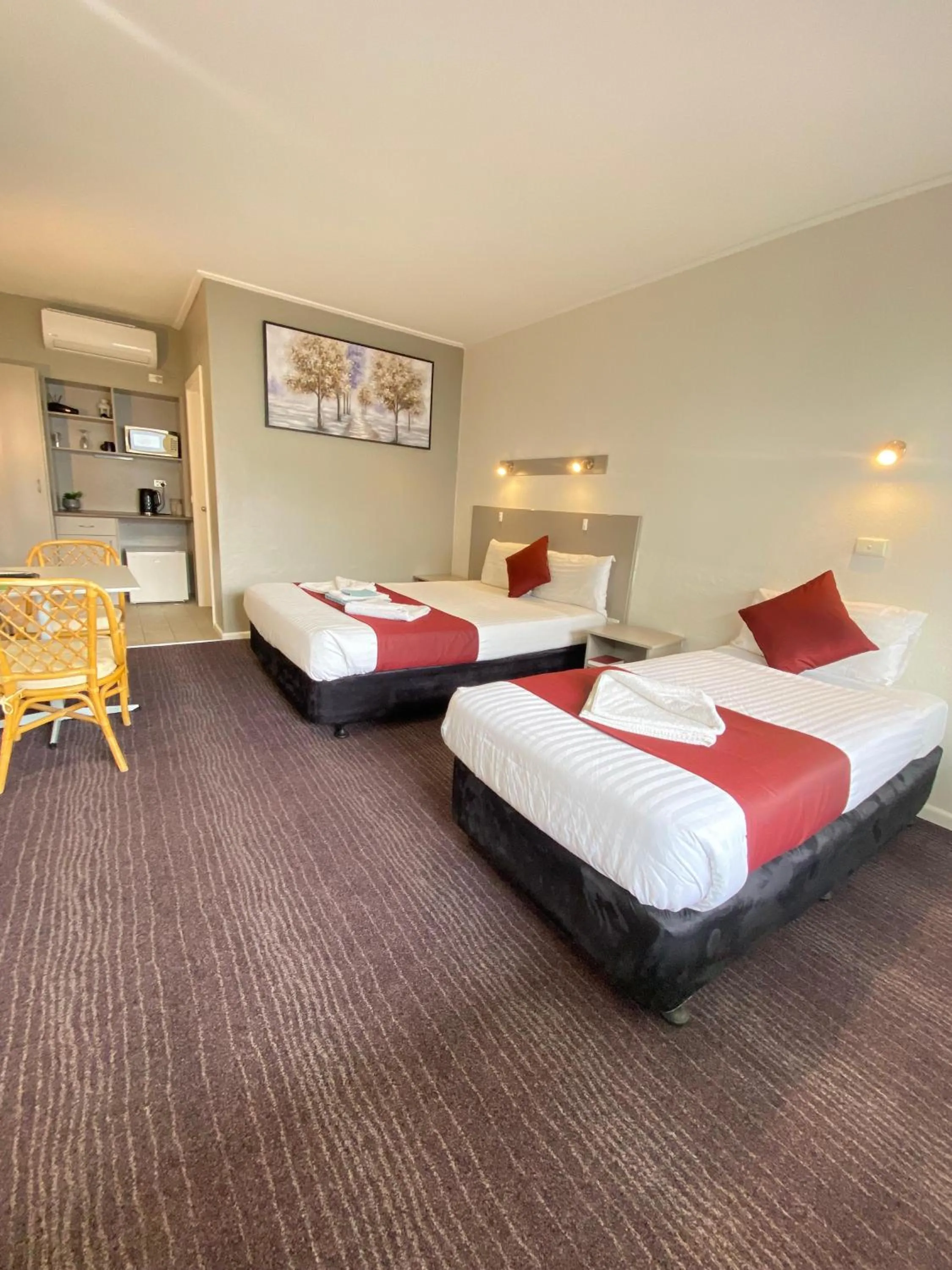 Photo of the whole room, Bed in Cobb Inlander Motel