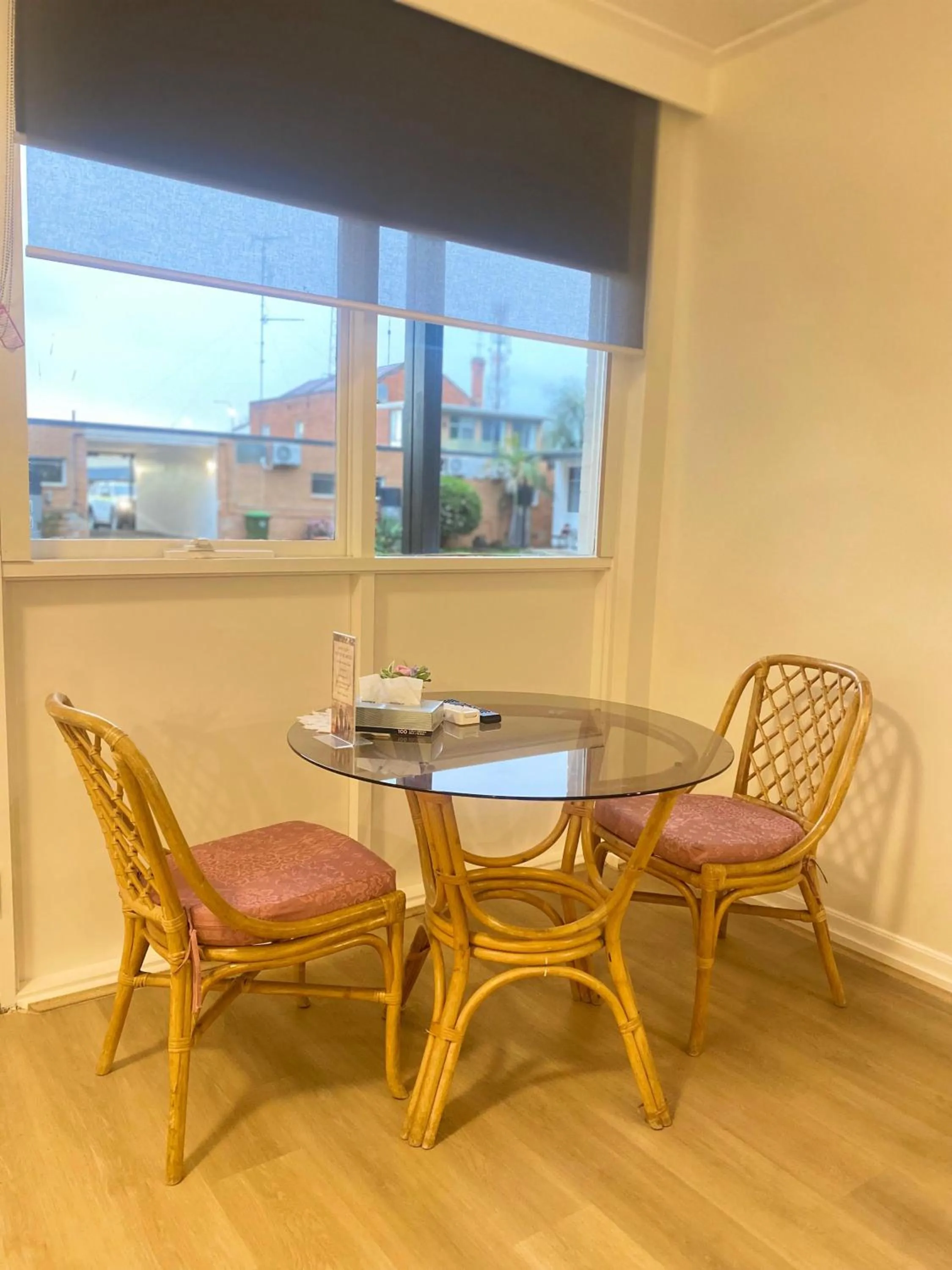 Seating area in Cobb Inlander Motel