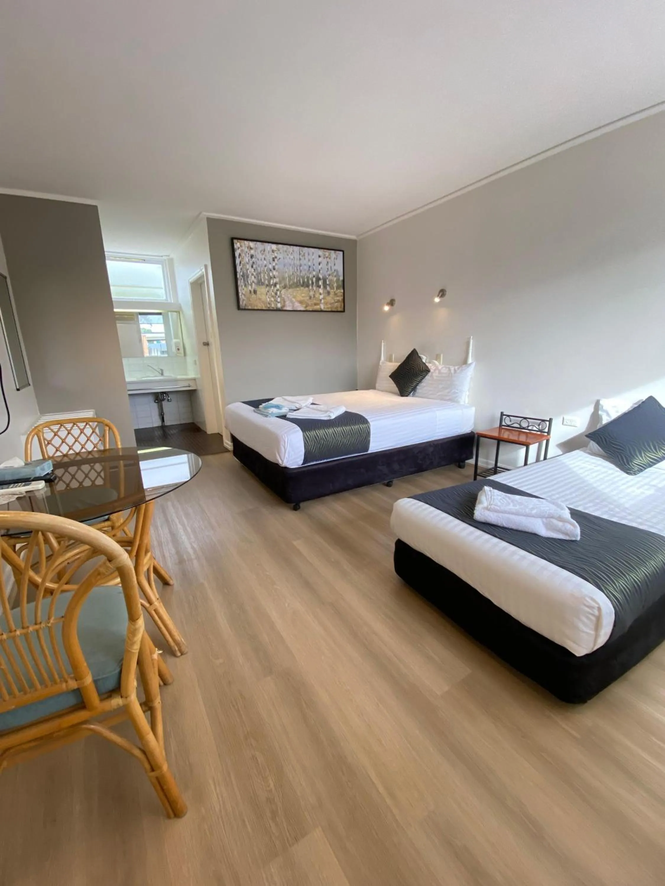 Photo of the whole room, Bed in Cobb Inlander Motel