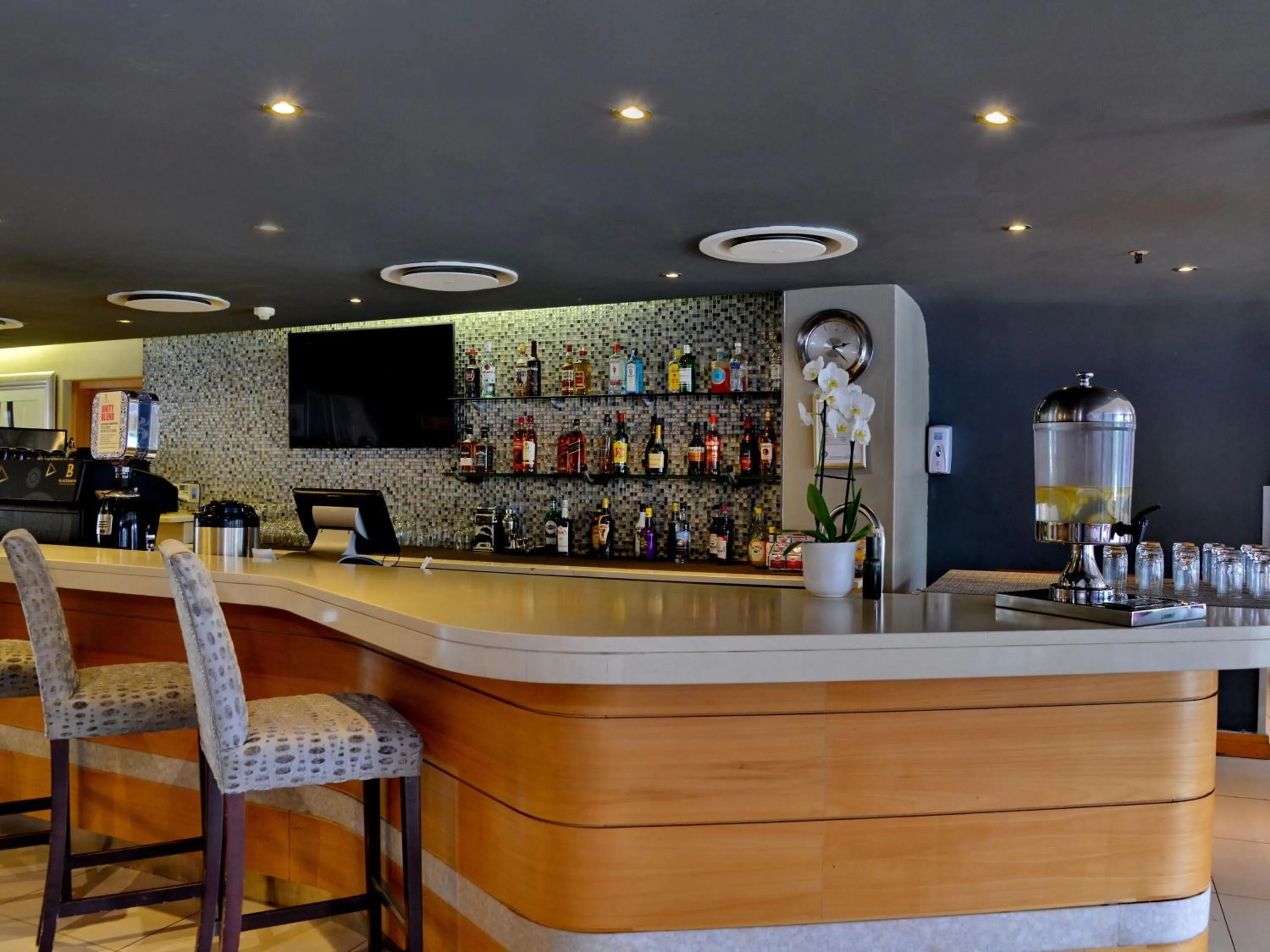 Lounge or bar in ANEW Hotel Roodepoort Johannesburg