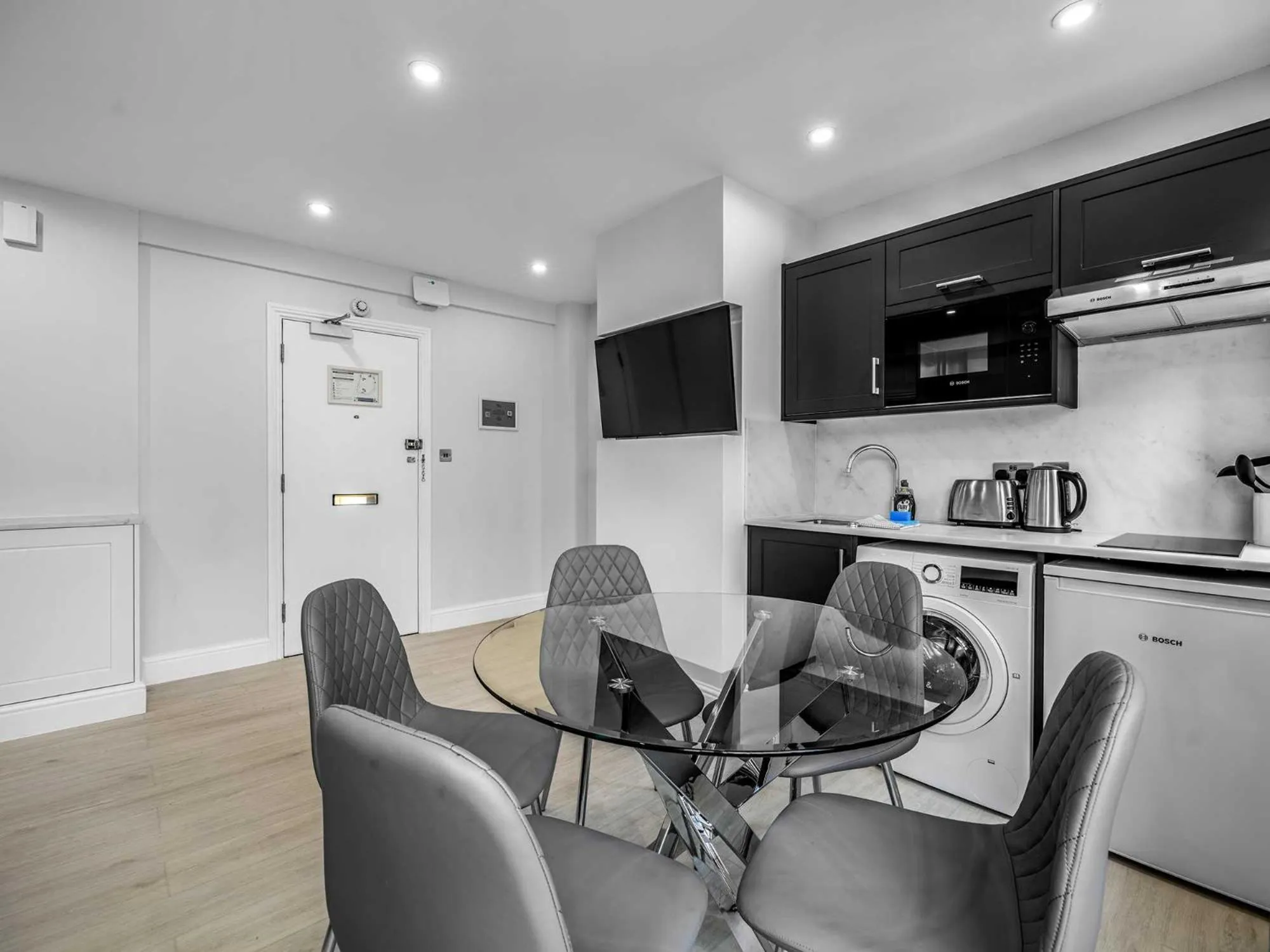 TV and multimedia in Chelsea Cloisters Serviced Apartments