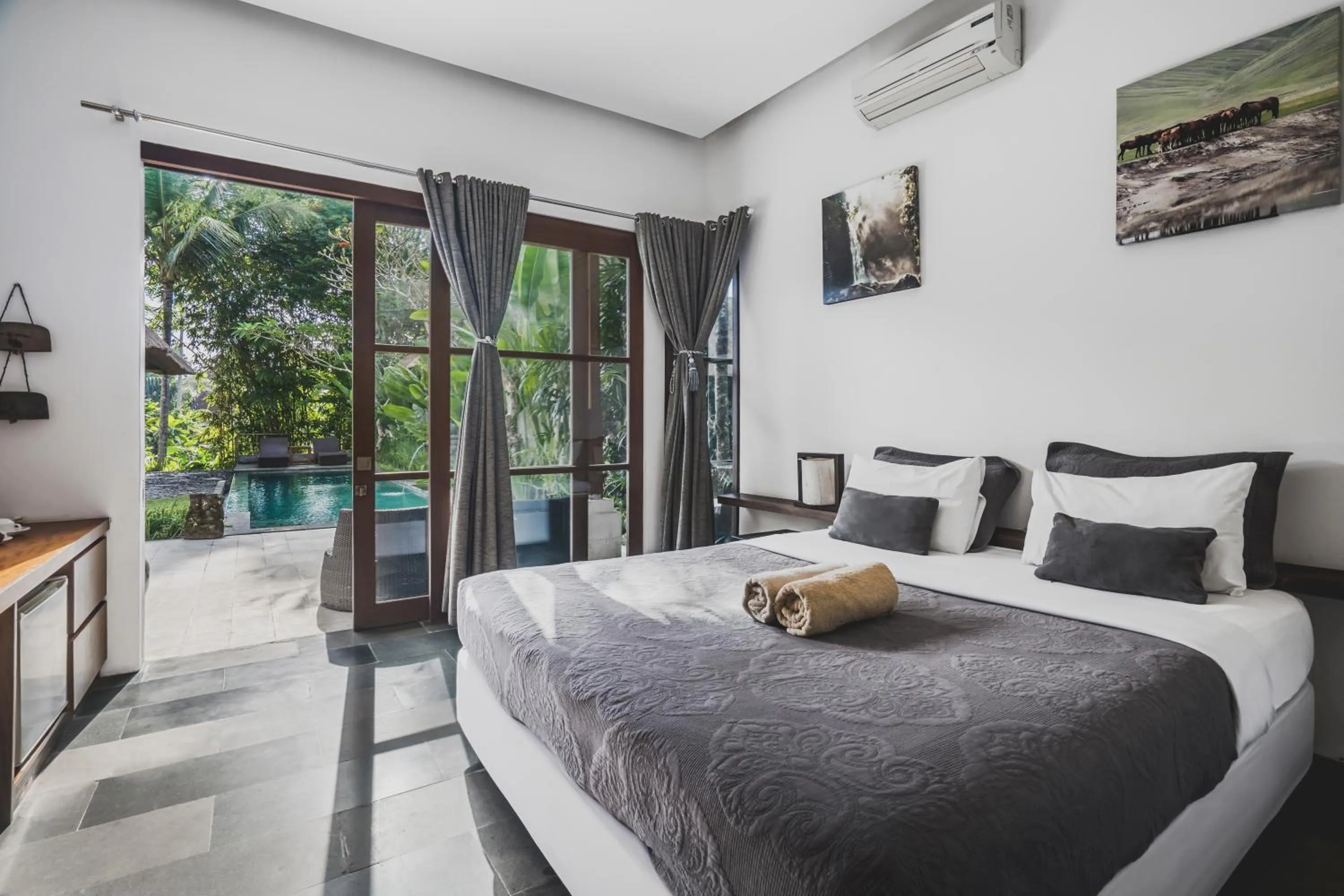 Pool view, Bed in Luwak Ubud Villa & Jungle Suite