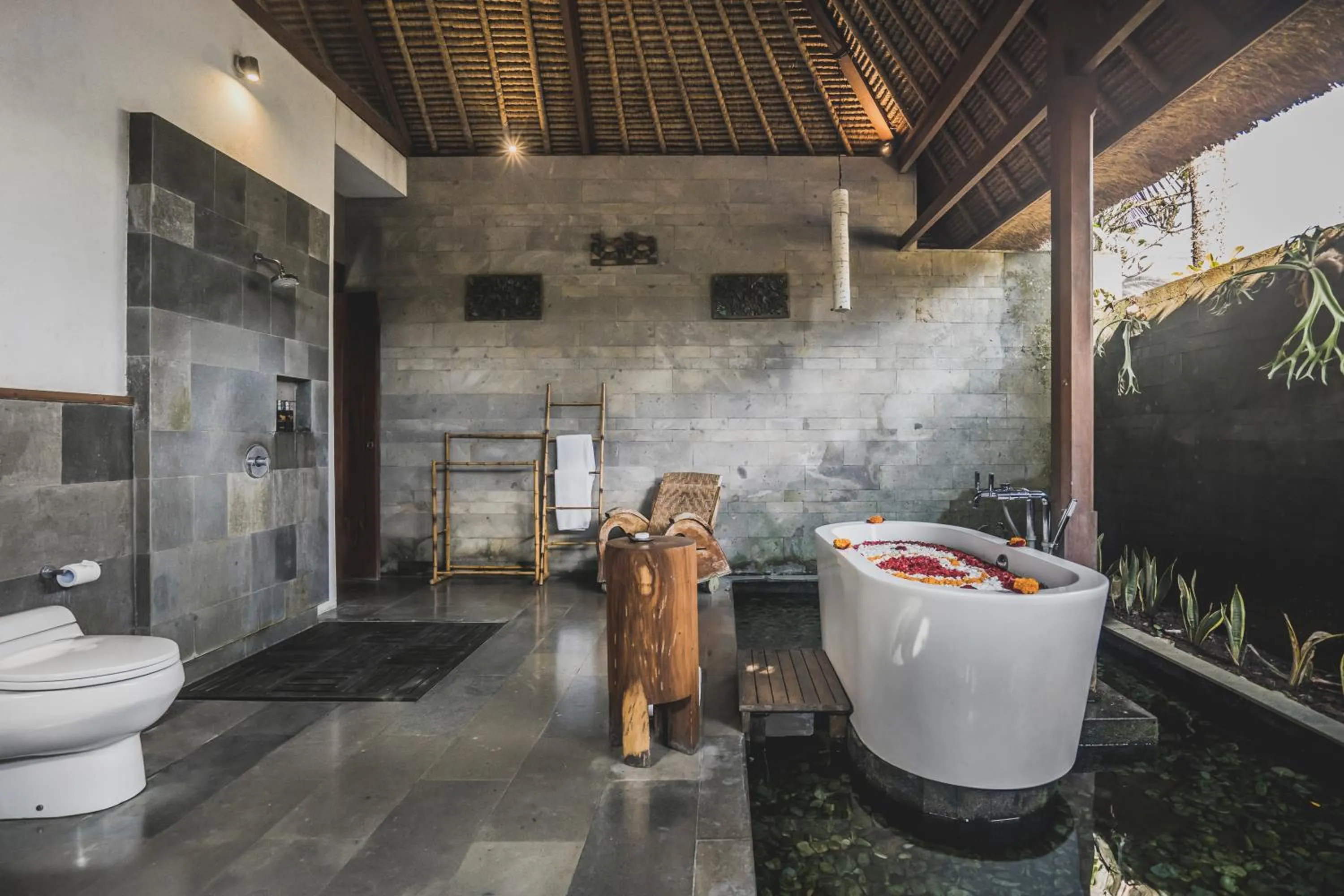 Bath in Luwak Ubud Villa & Jungle Suite