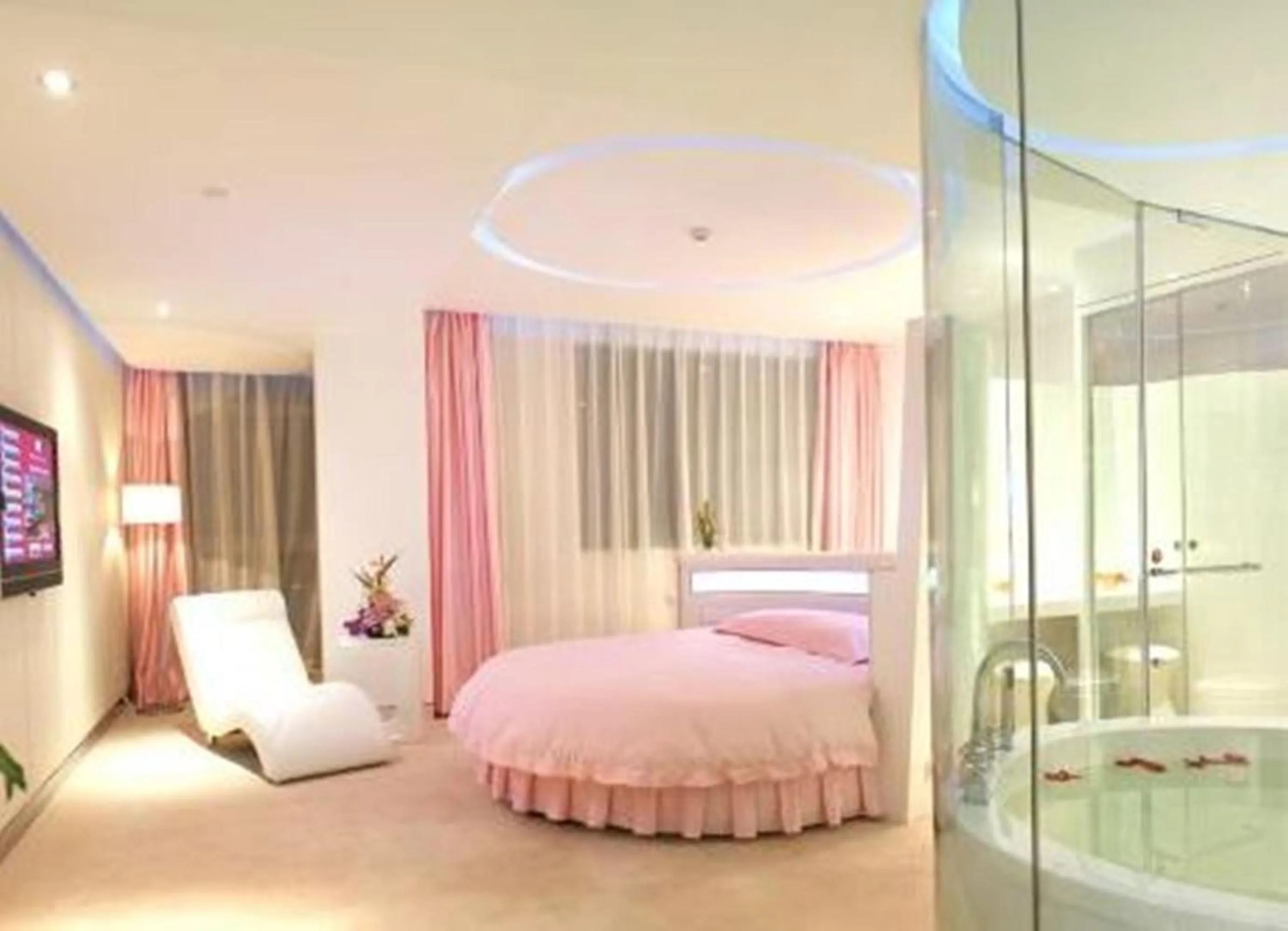 Photo of the whole room in Ramada Plaza by Wyndham Hangzhou Riverside