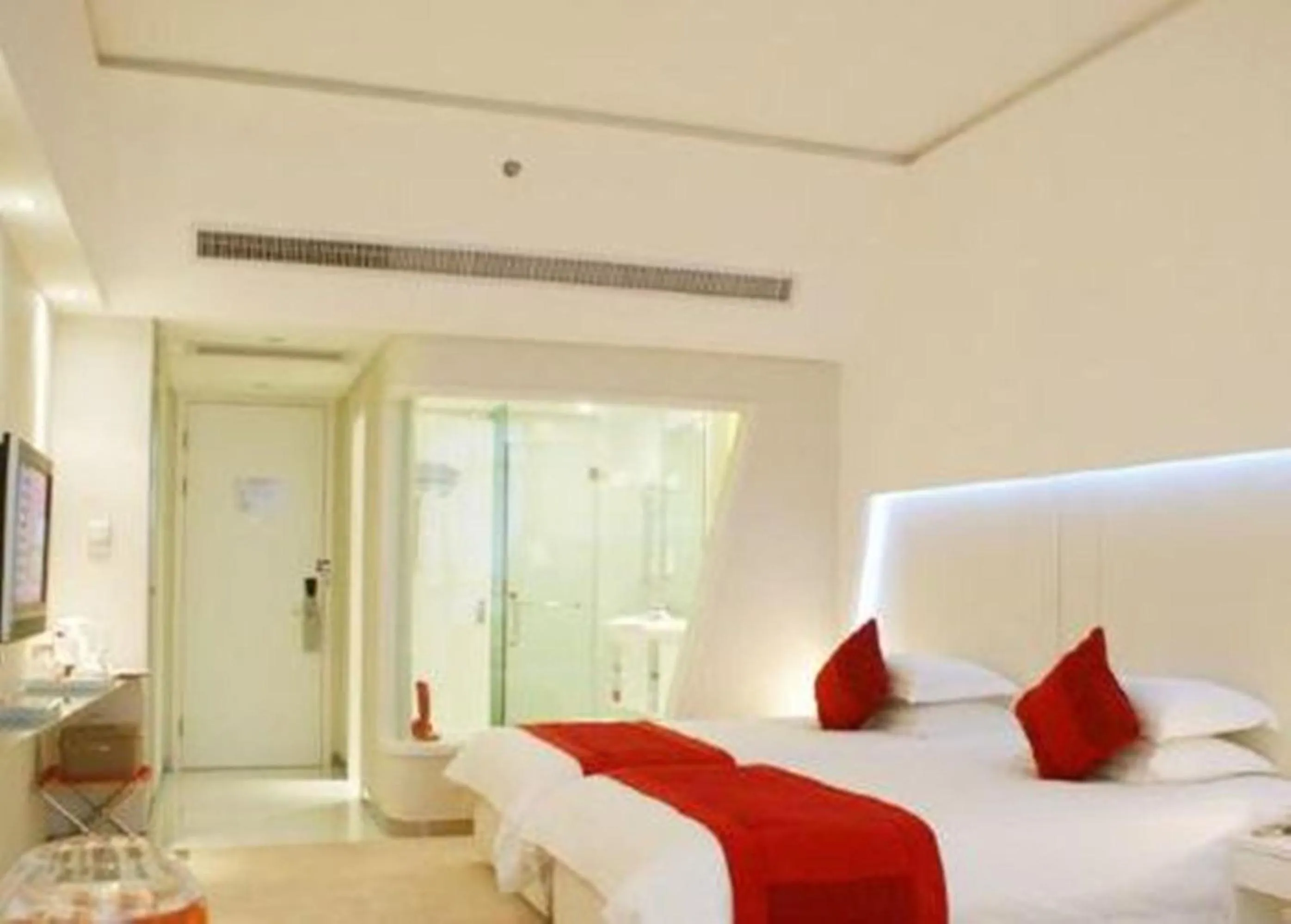 Photo of the whole room in Ramada Plaza by Wyndham Hangzhou Riverside