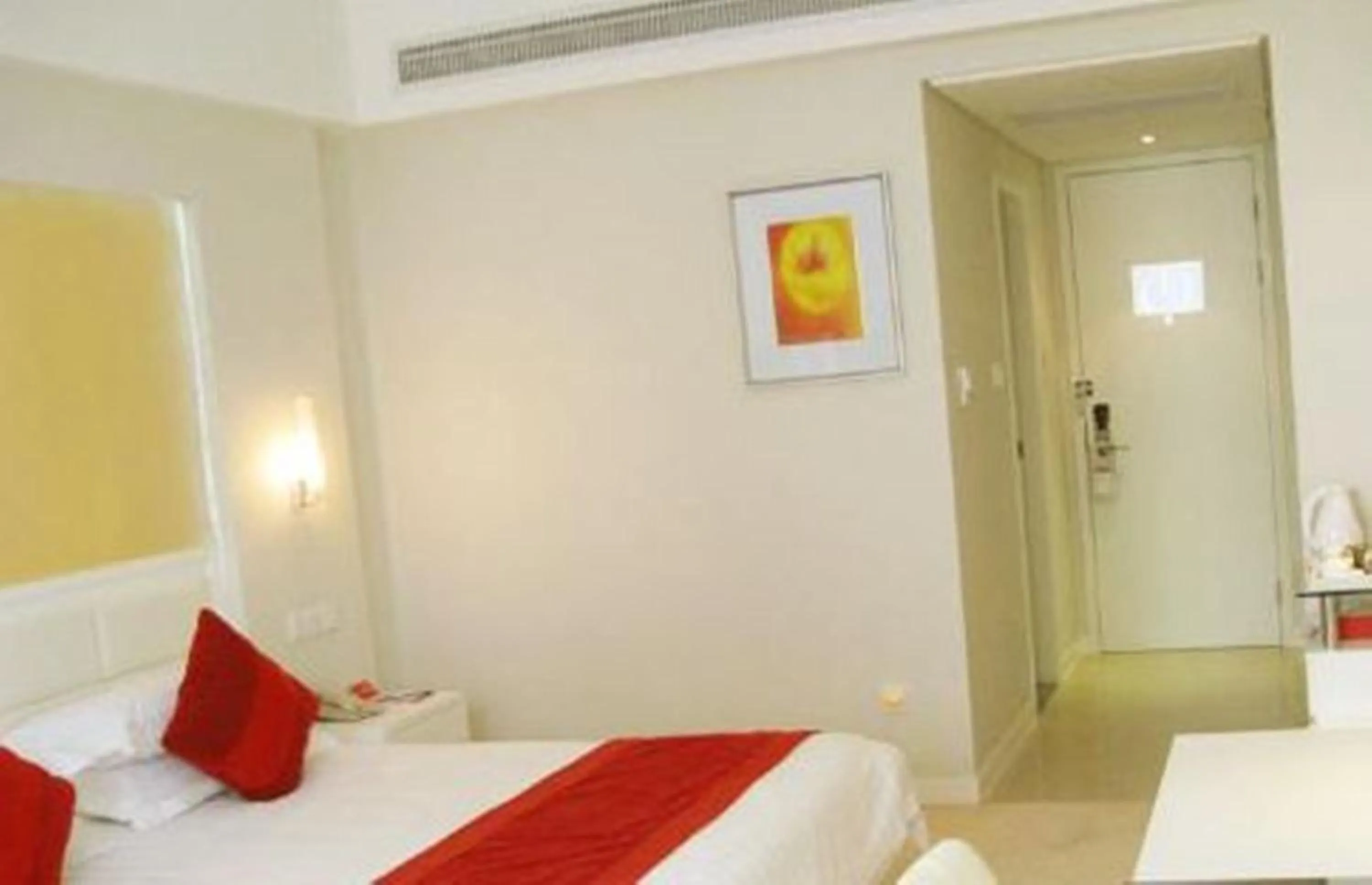 Photo of the whole room in Ramada Plaza by Wyndham Hangzhou Riverside