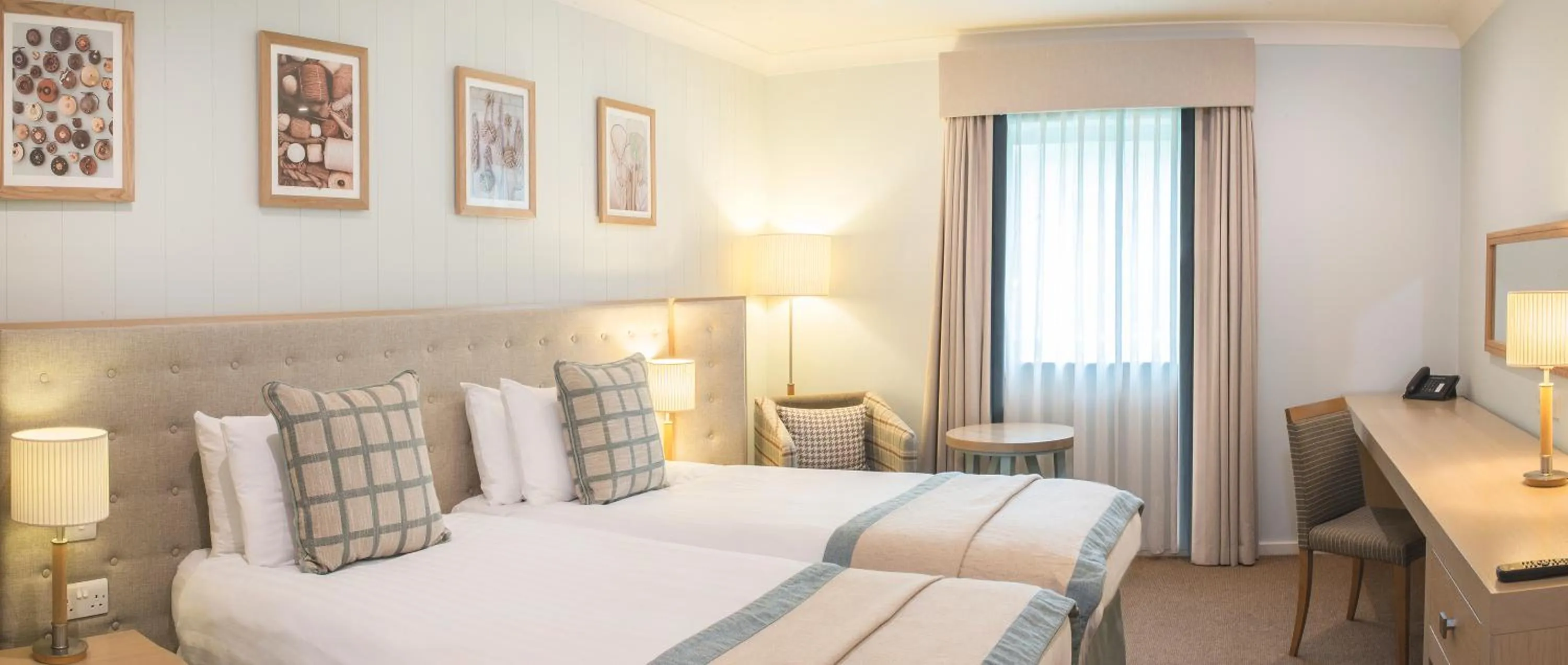 Bedroom, Bed in De Vere Cotswold Water Park