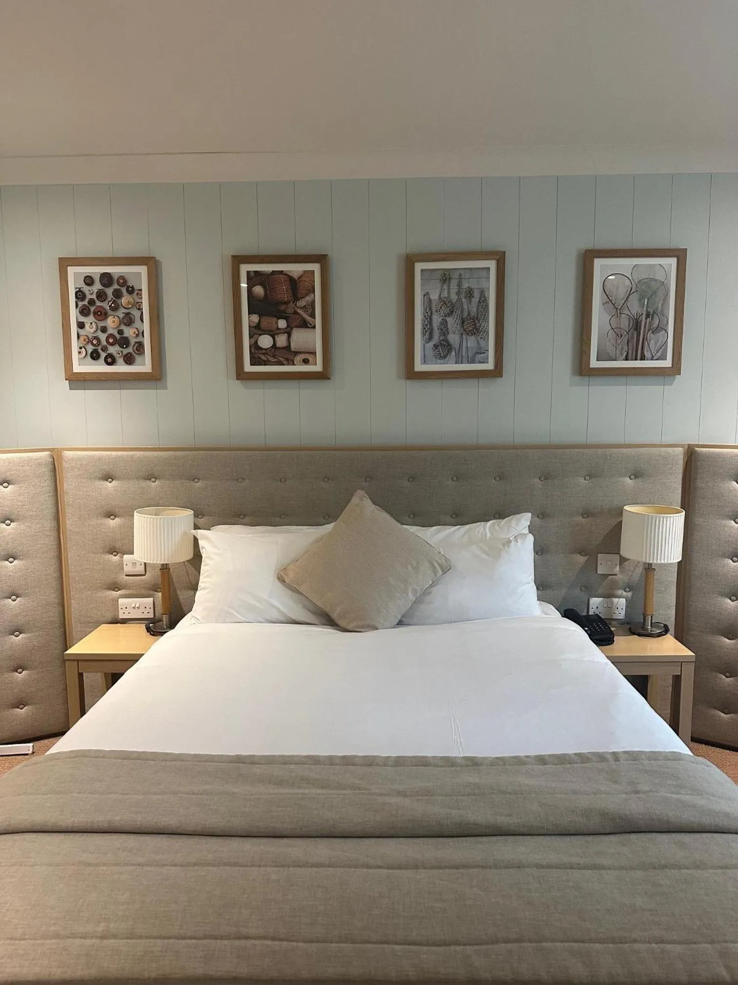 Bedroom, Bed in De Vere Cotswold Water Park