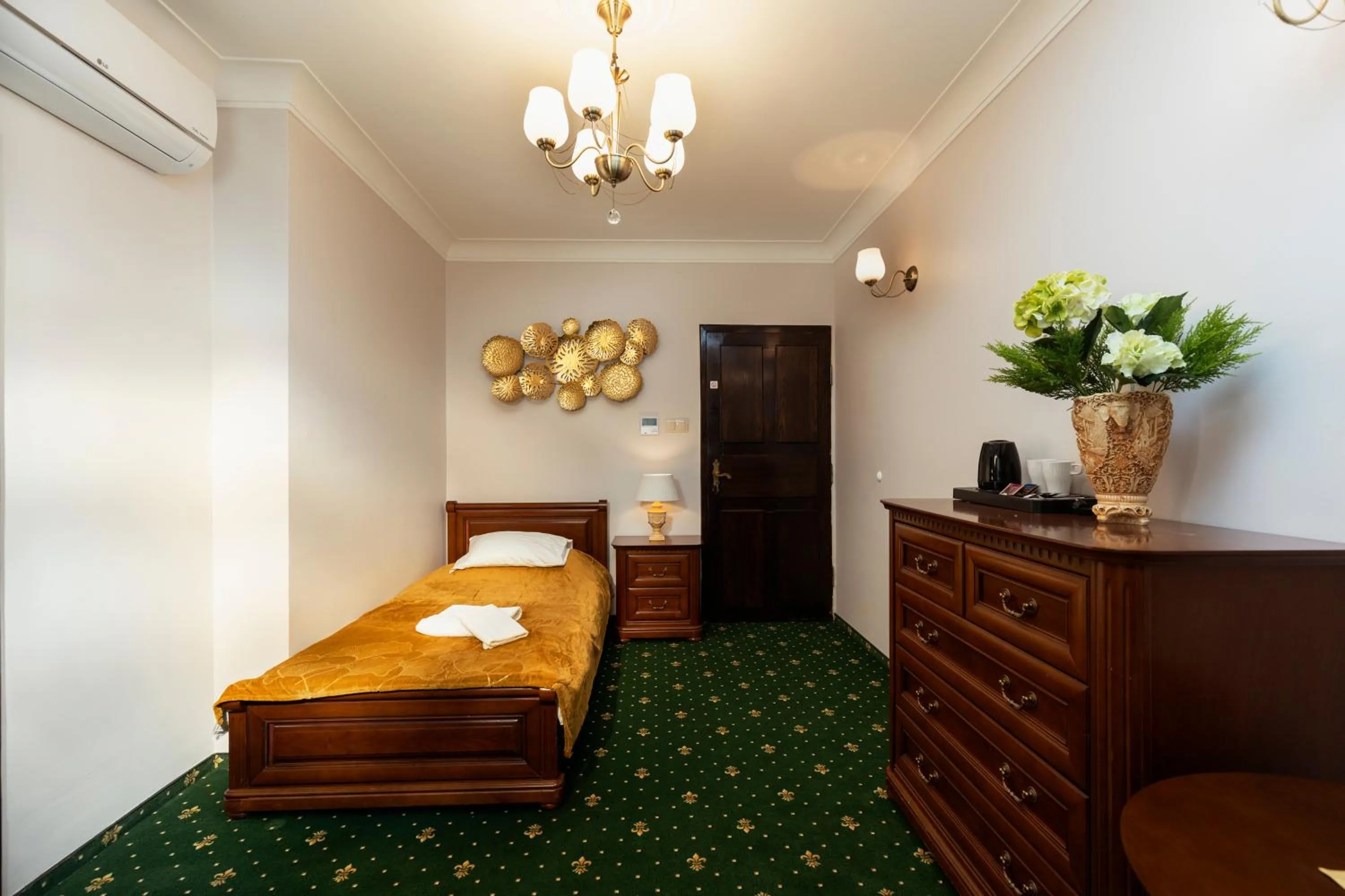 Bed in Villa Toscania-check in 24h