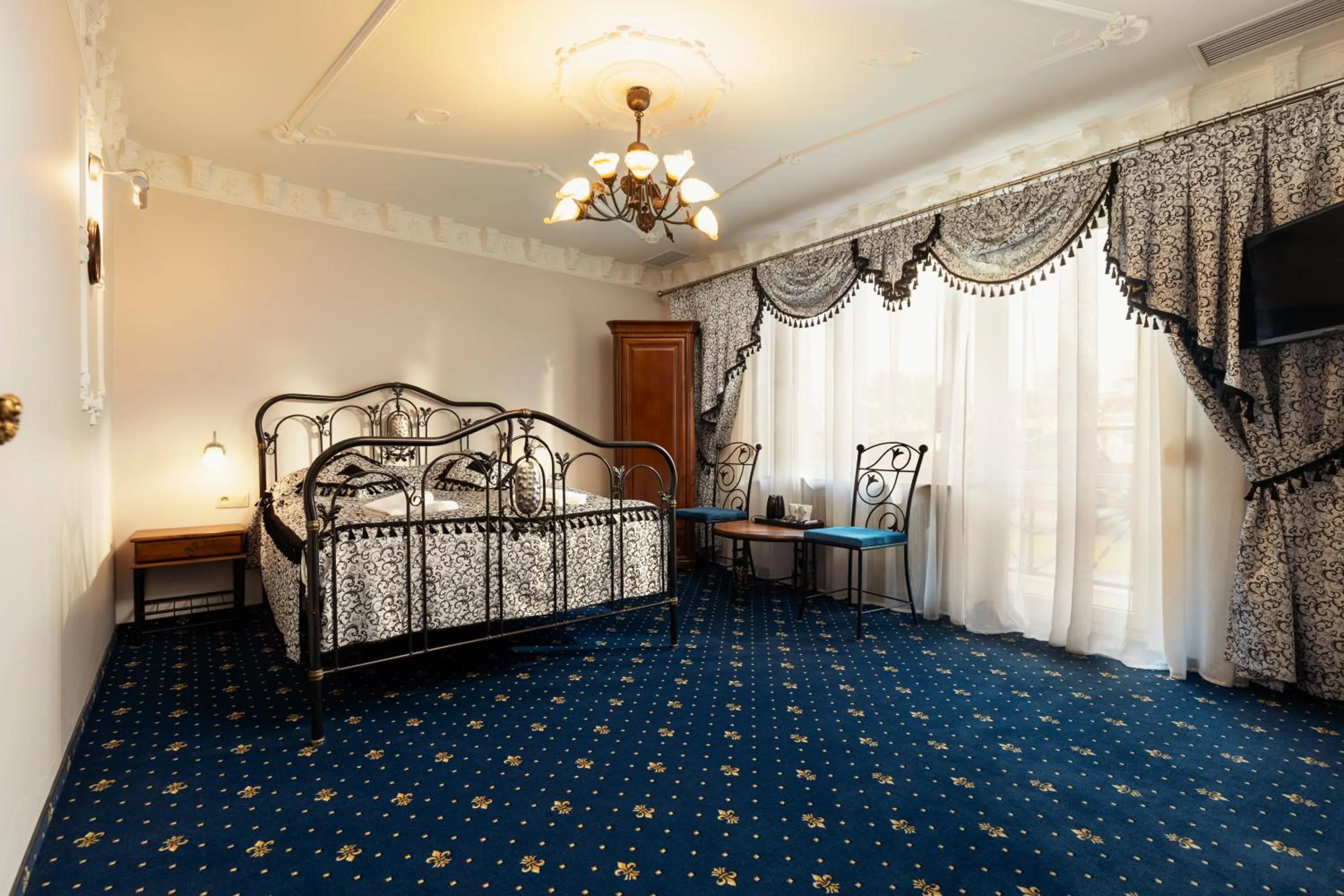 Bed in Villa Toscania-check in 24h