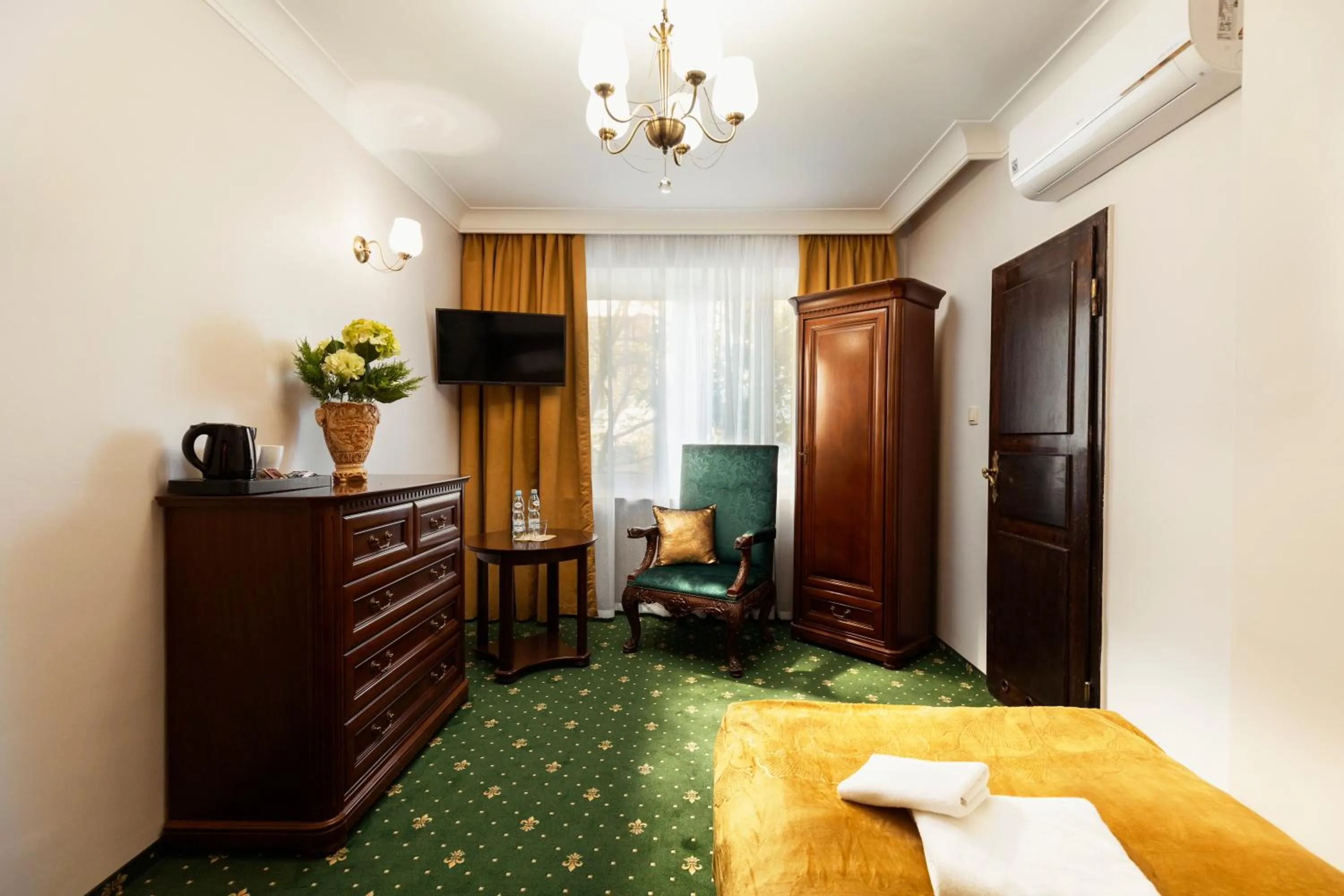 Bed in Villa Toscania-check in 24h