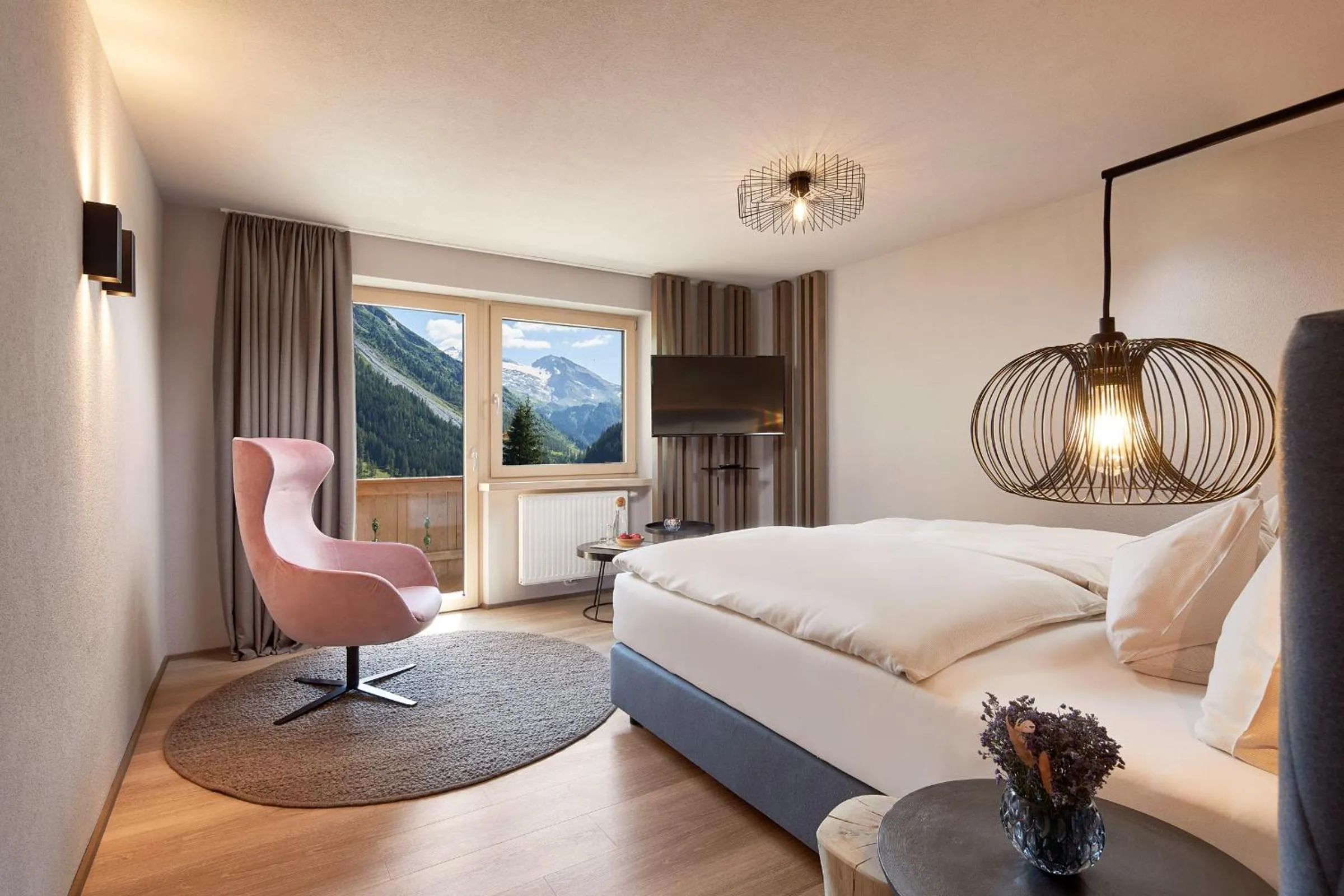 Photo of the whole room, Bed in Adler Inn Tyrol Mountain Resort SUPERIOR