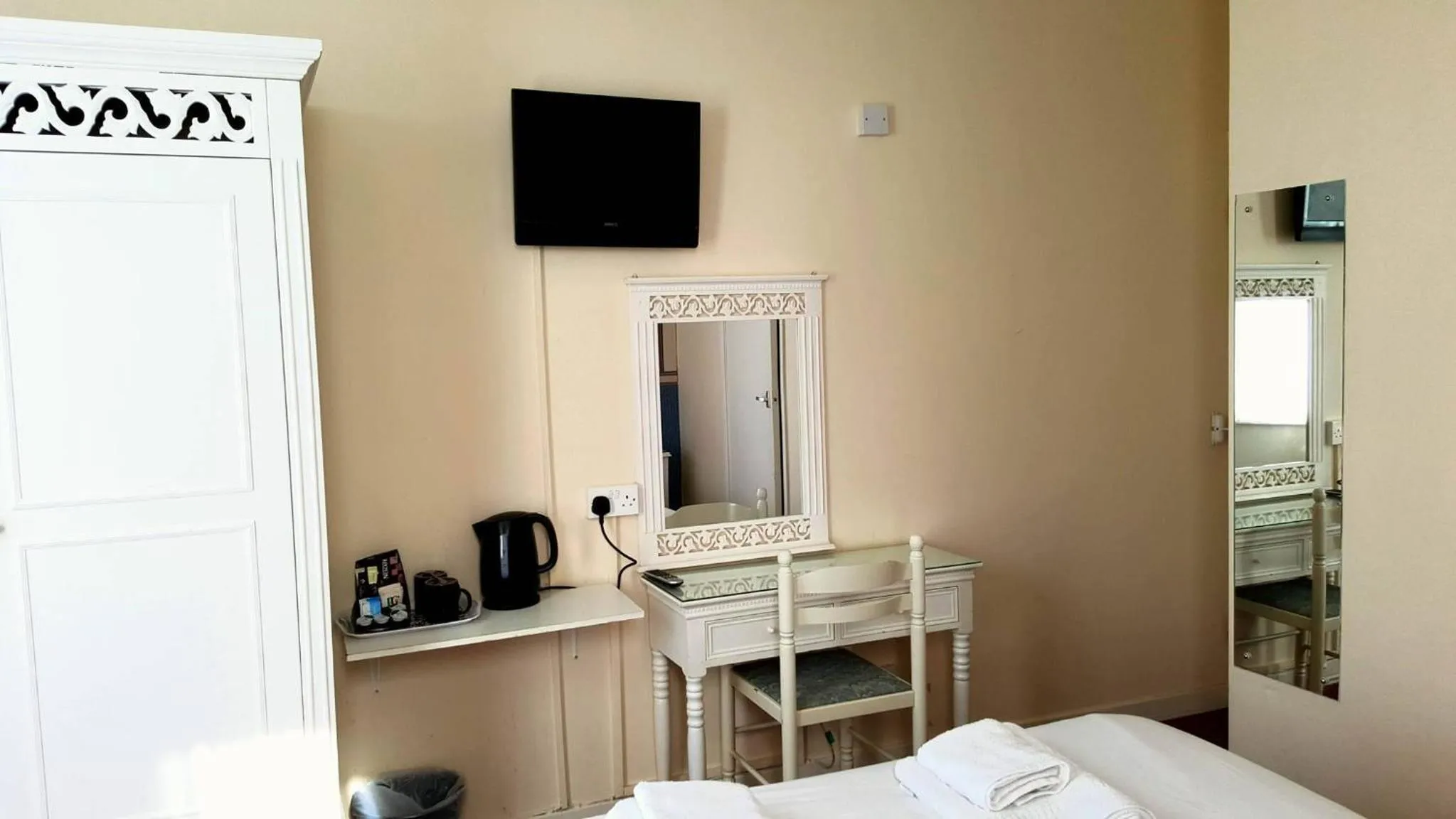 Decorative detail, Bed in The Langtry Hotel