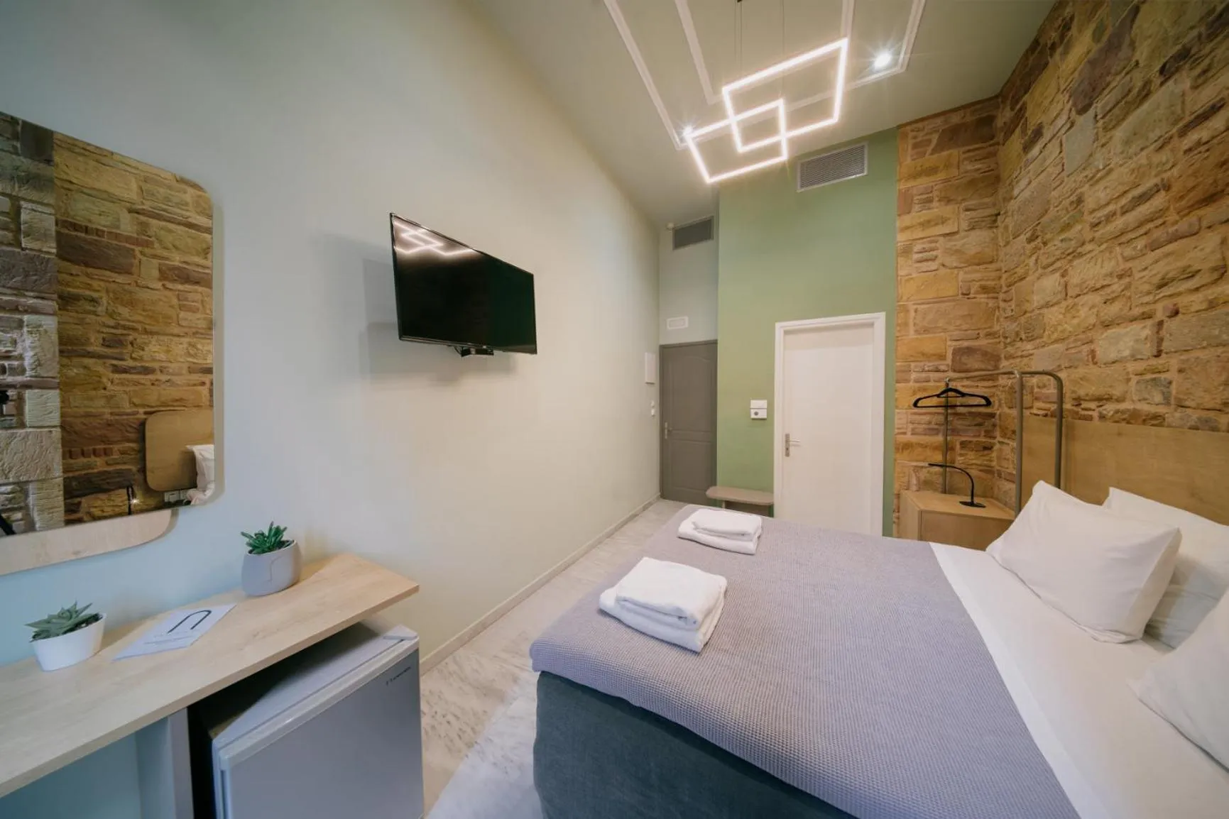 Photo of the whole room, Bed in Chios City Inn