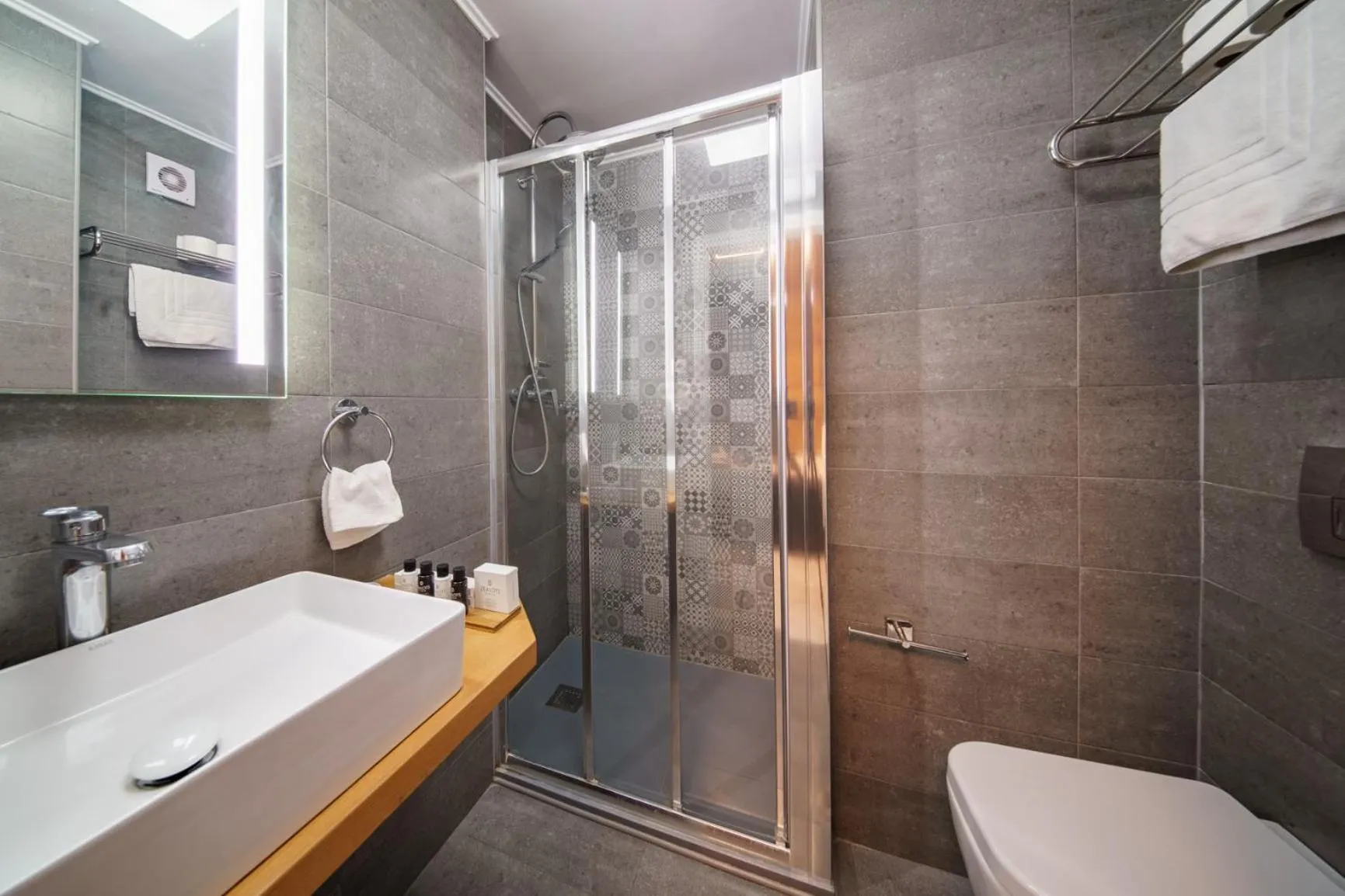 Toilet in Chios City Inn