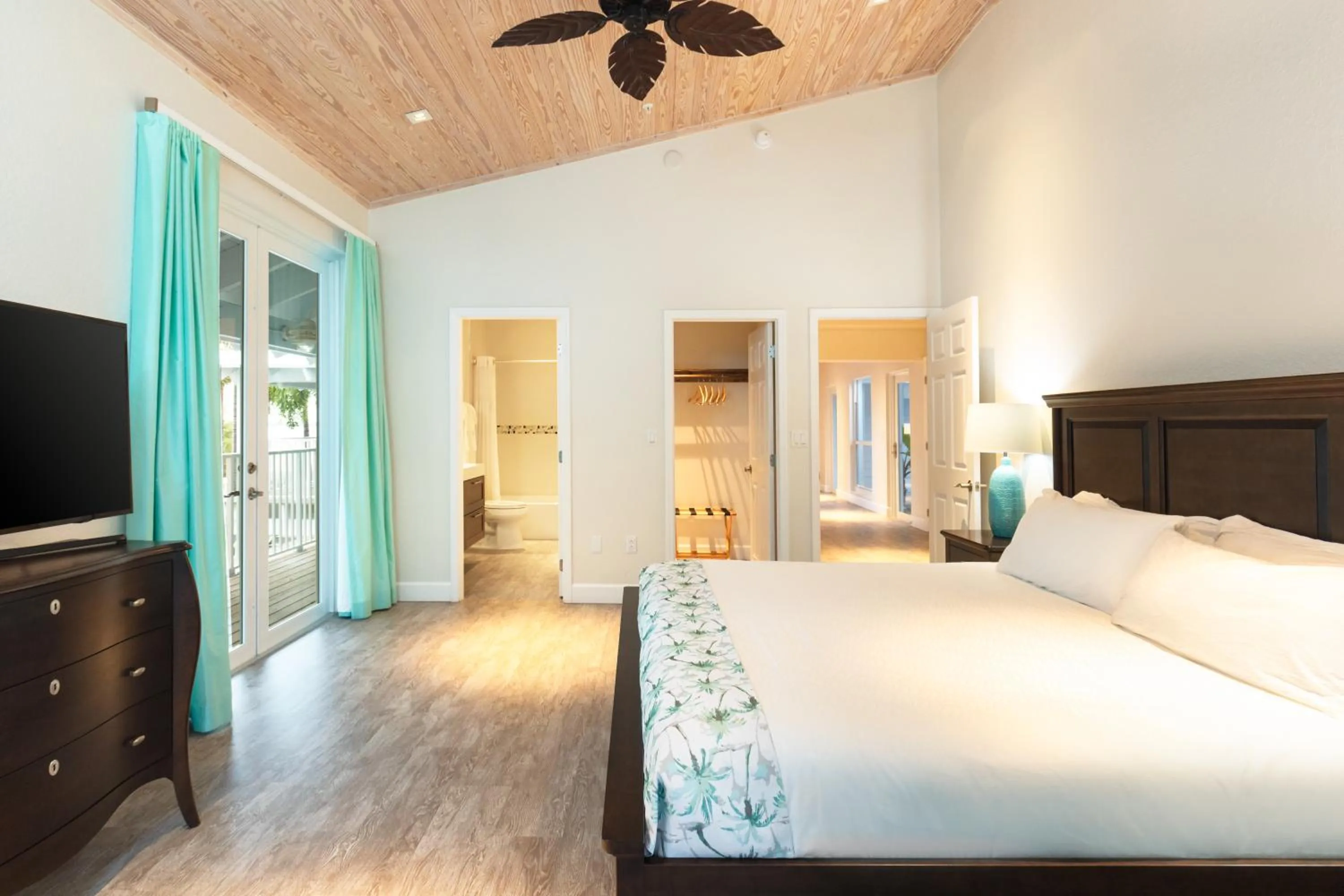 Bed in Dolphin Point Villas