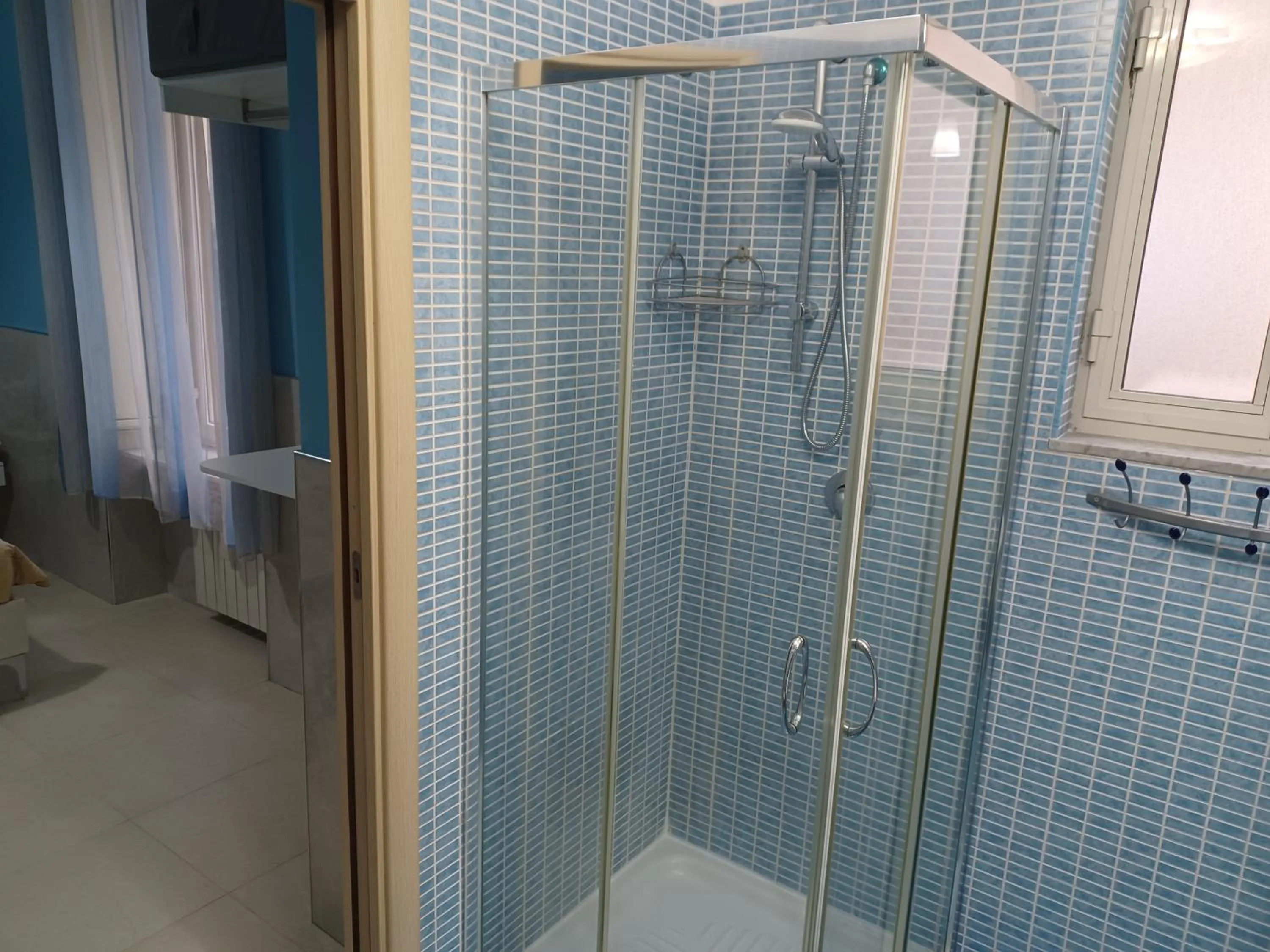 Shower in B&B Quattro Palazzi Napoli Centro