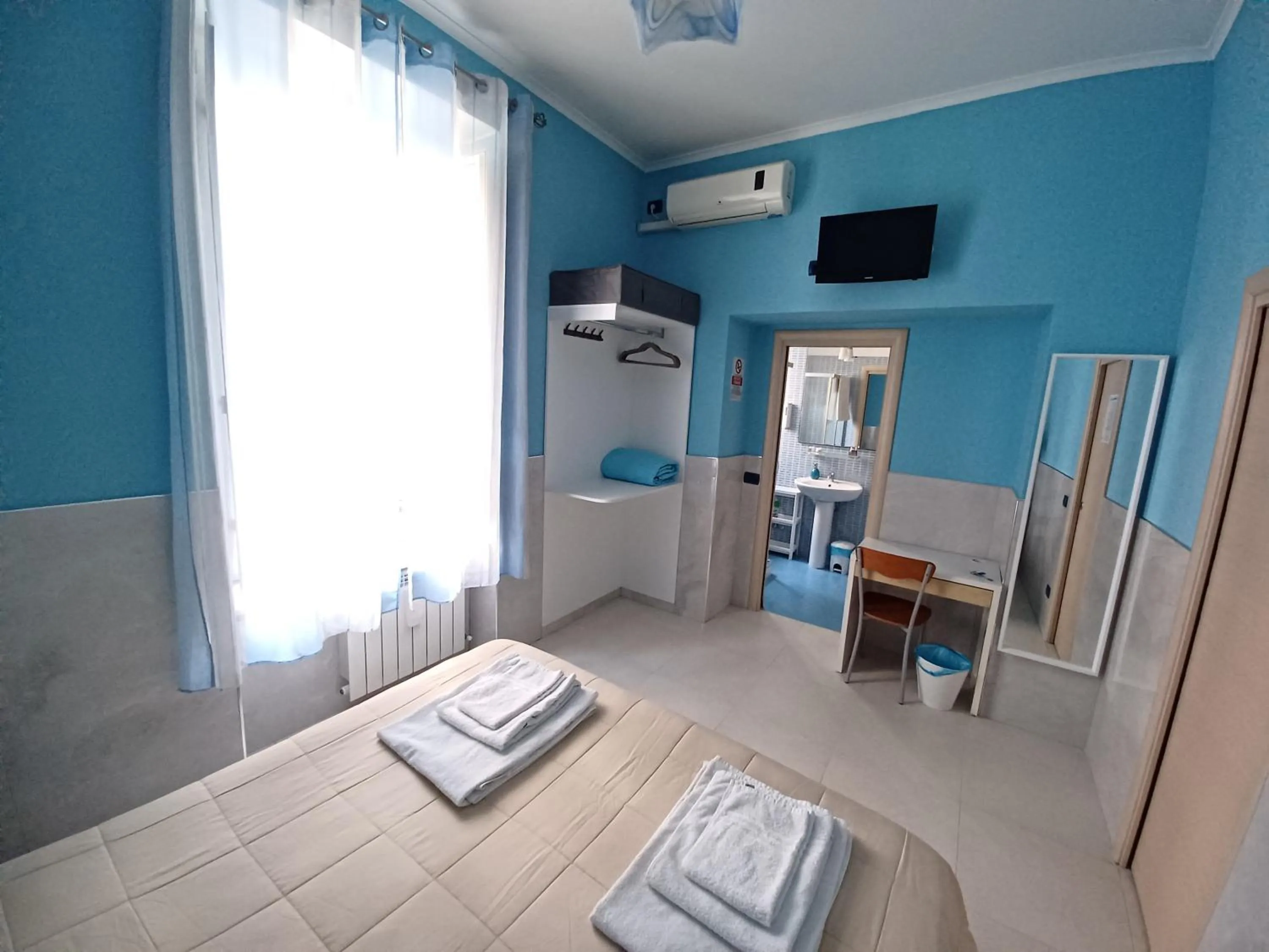 Photo of the whole room, Bed in B&B Quattro Palazzi Napoli Centro