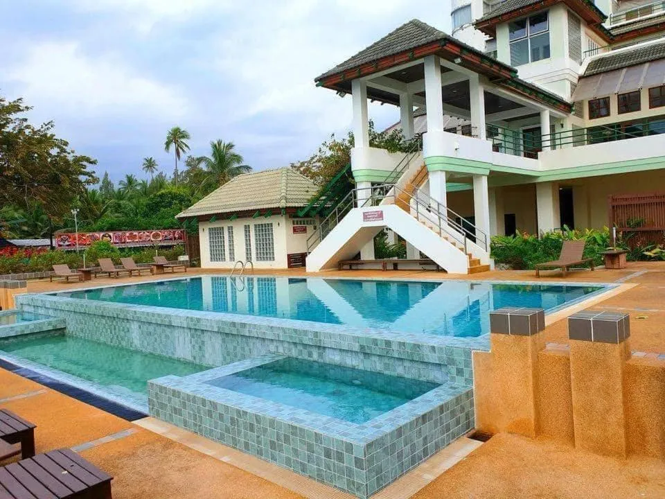 Swimming pool in Khanom Golden Beach Hotel