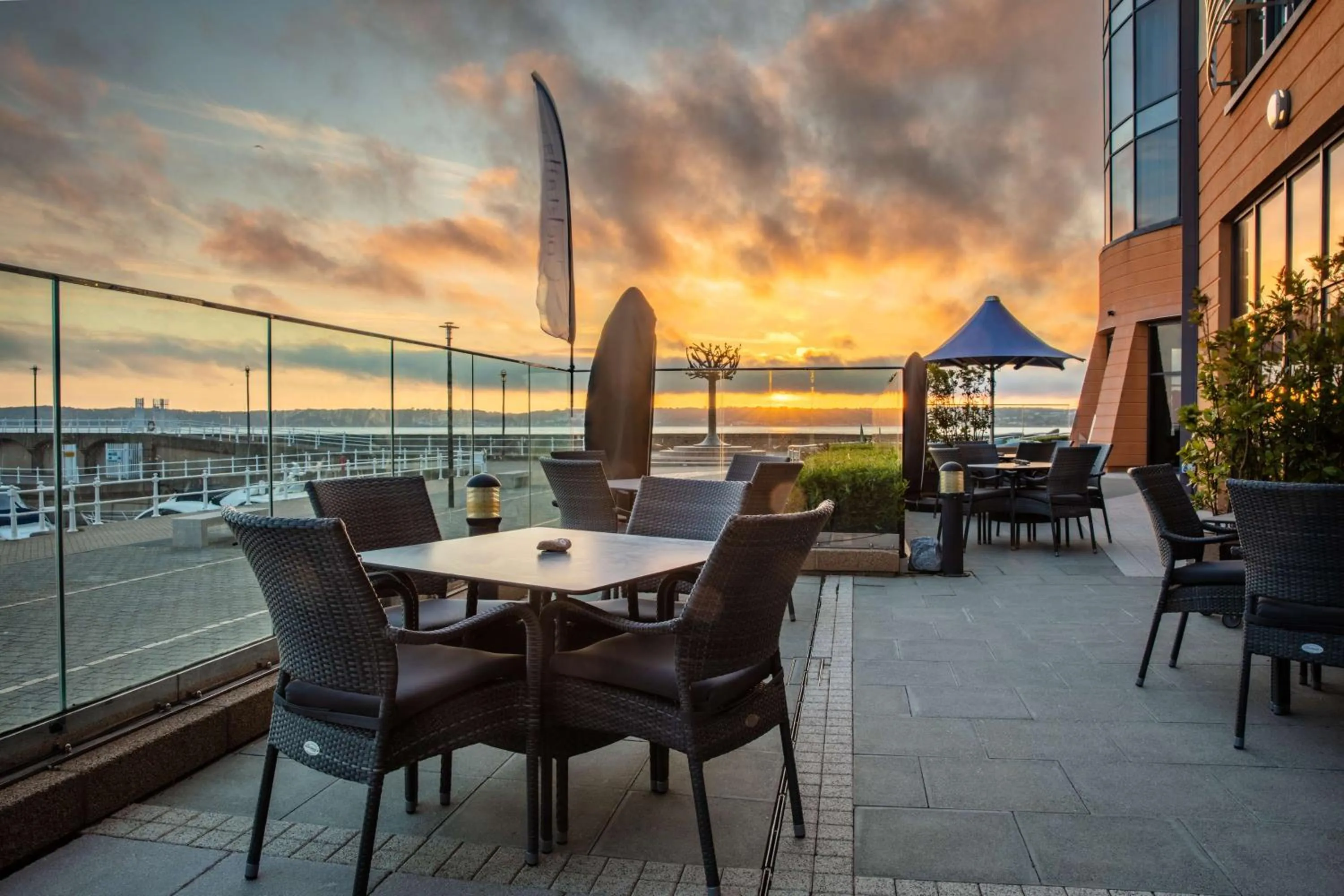 Lounge or bar in Radisson Blu Waterfront Hotel, Jersey