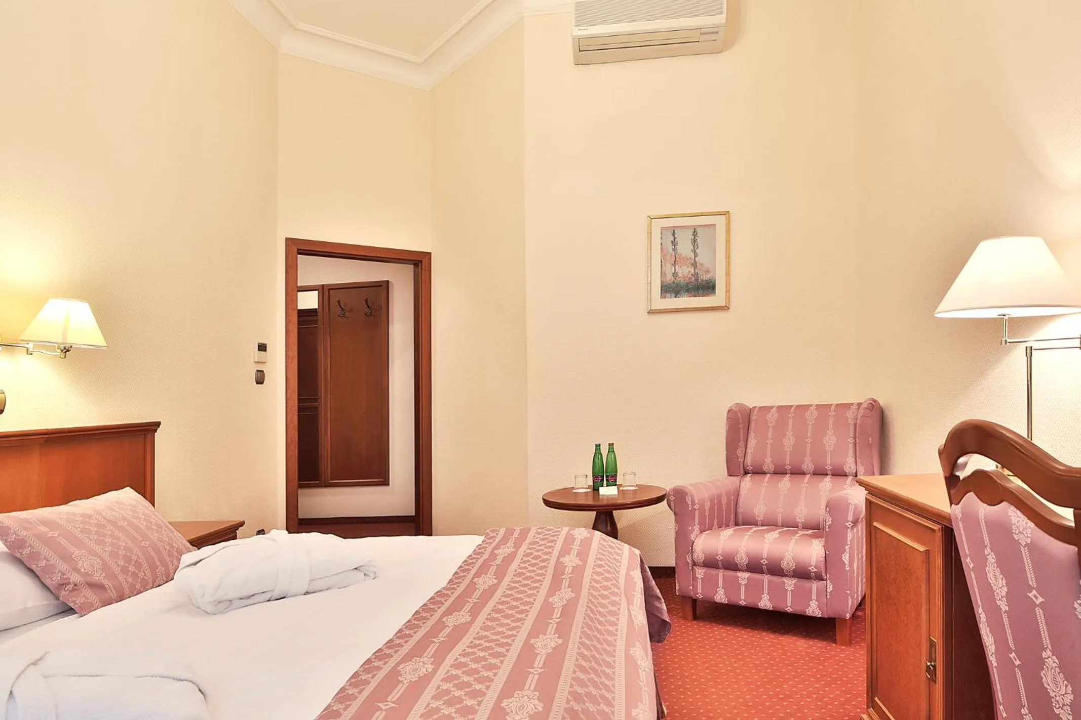 Bed in Olympia Wellness Hotel