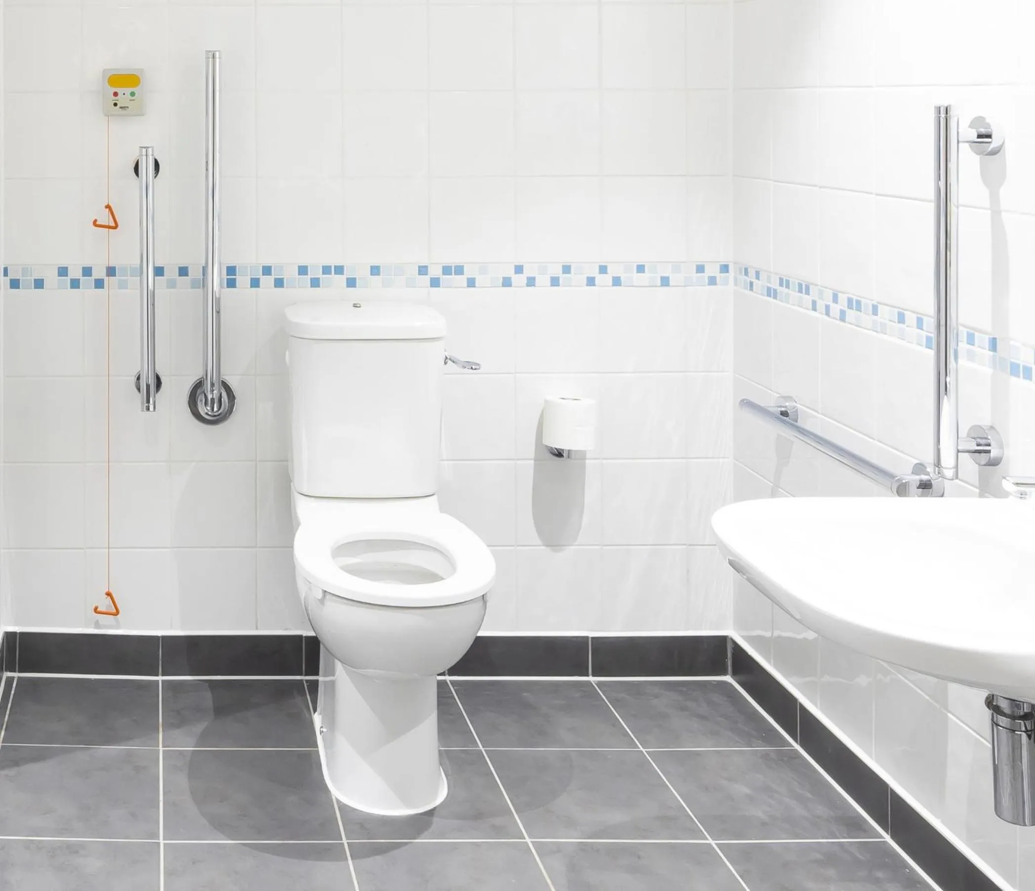 Toilet in Holiday Inn Coventry M6, J2 by IHG