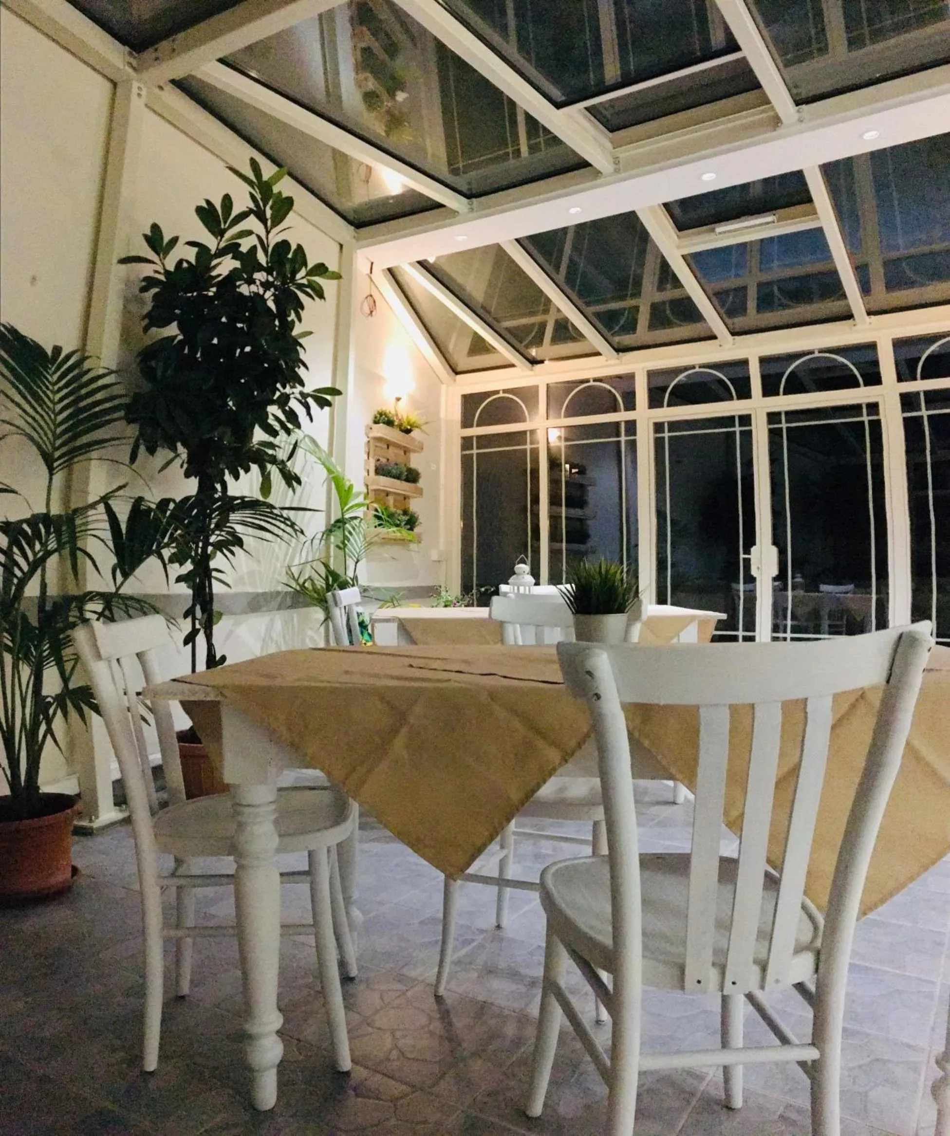 Communal lounge/ TV room in La Speranza Hotel Grazzini