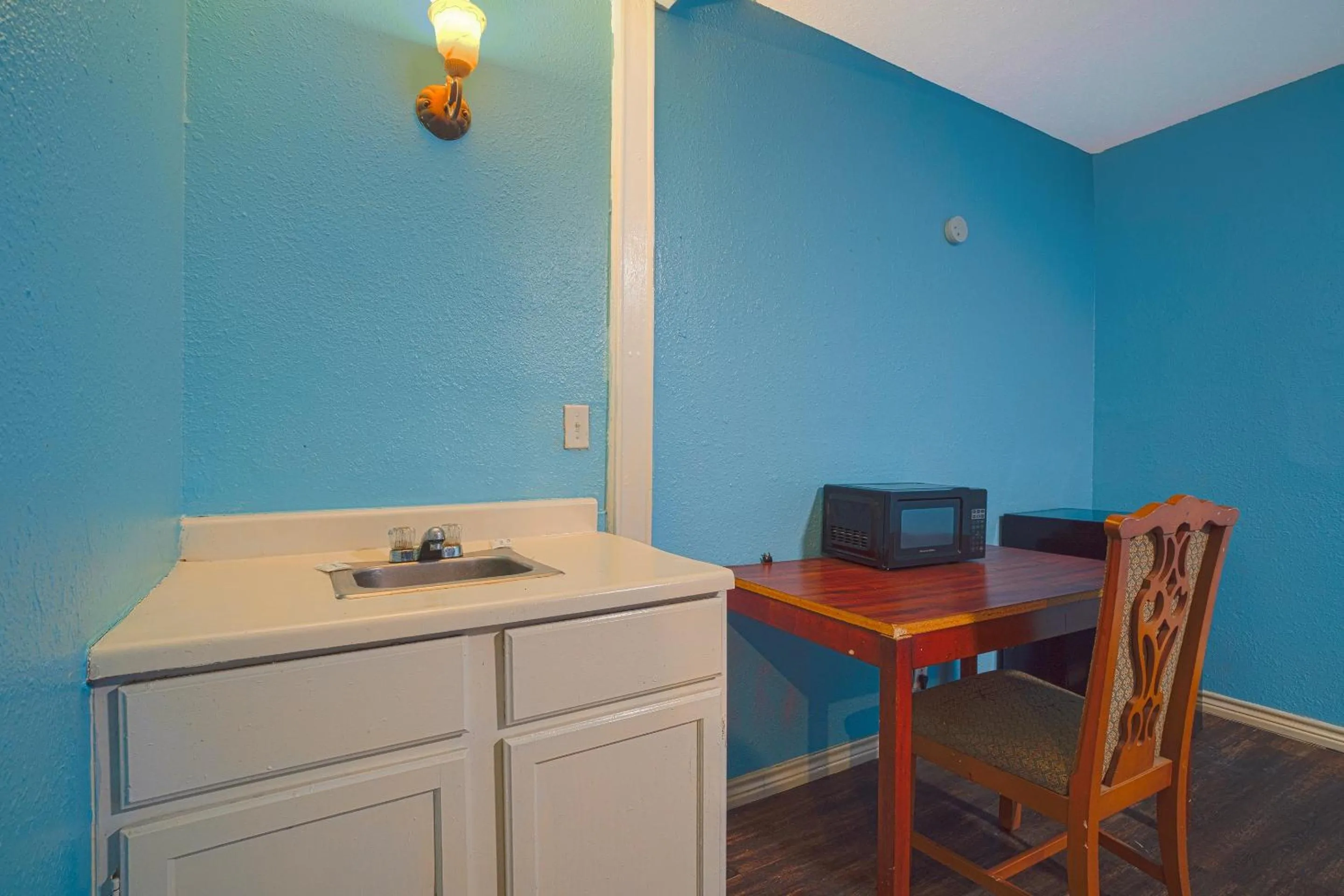 Bedroom in Plaza Motel Corpus Christi by OYO