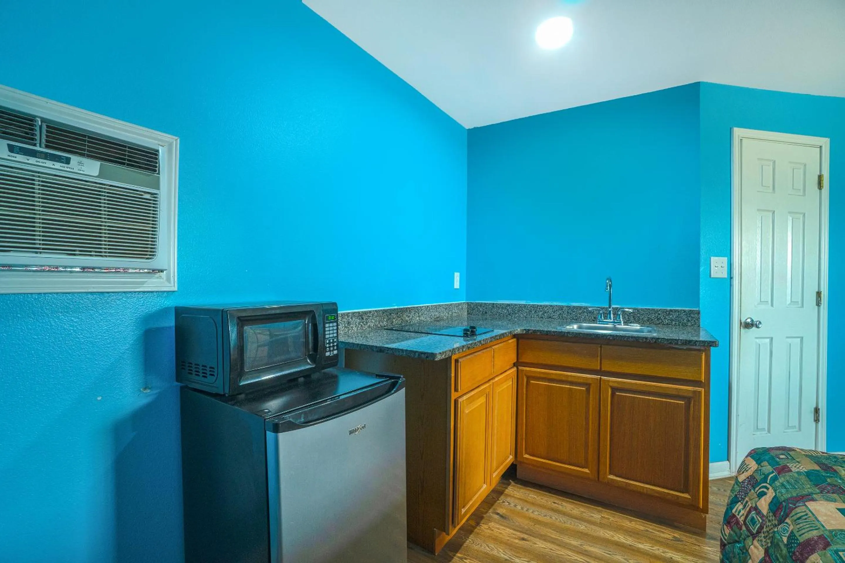 Kitchen or kitchenette in Plaza Motel Corpus Christi by OYO