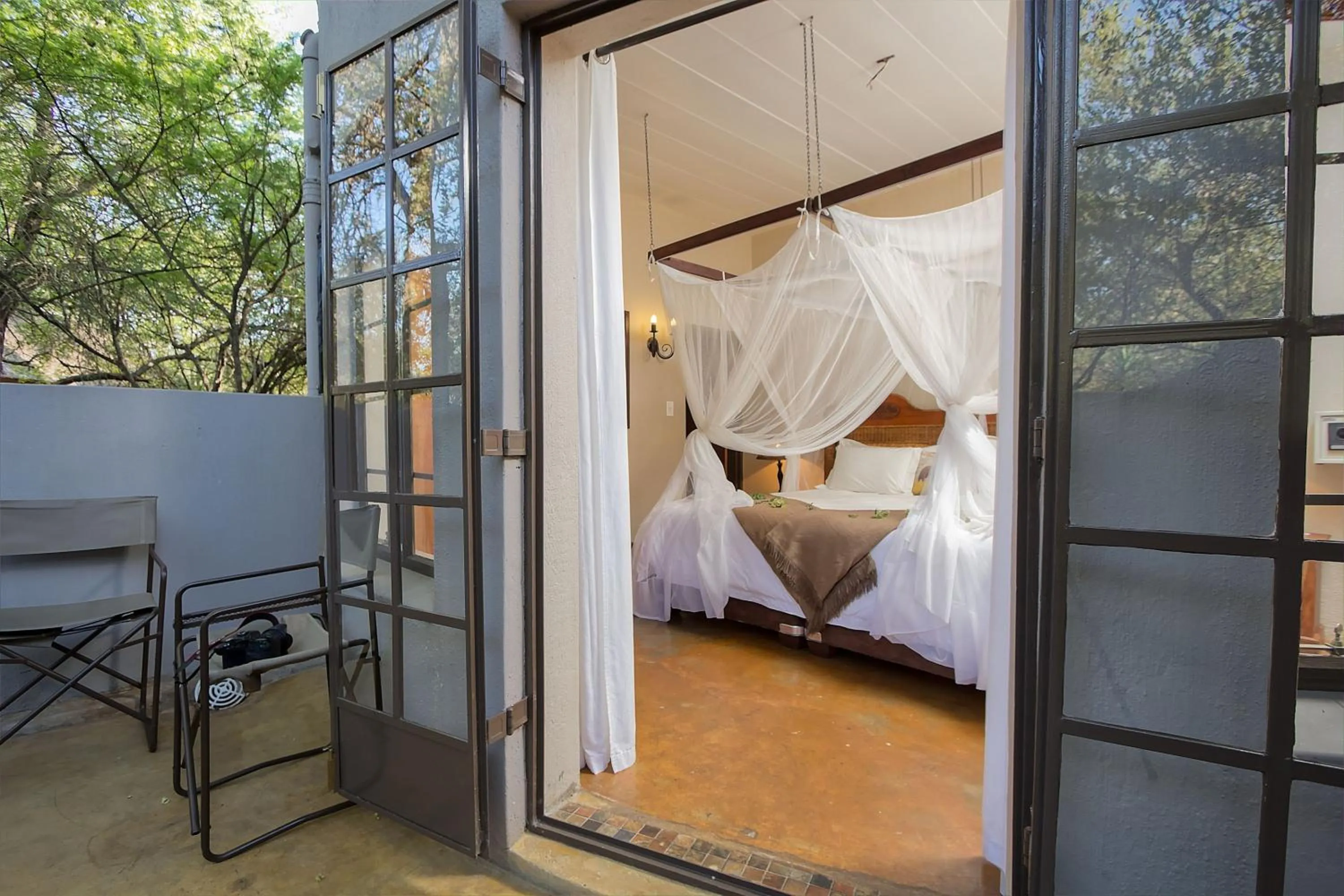 Patio, Bed in Mvuradona Safari Lodge