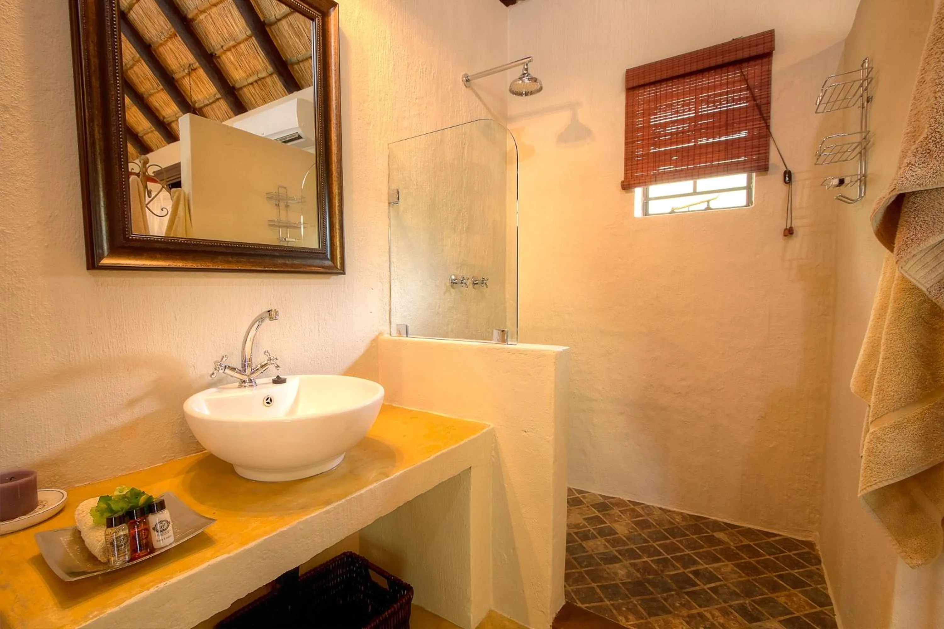 Bathroom in Mvuradona Safari Lodge