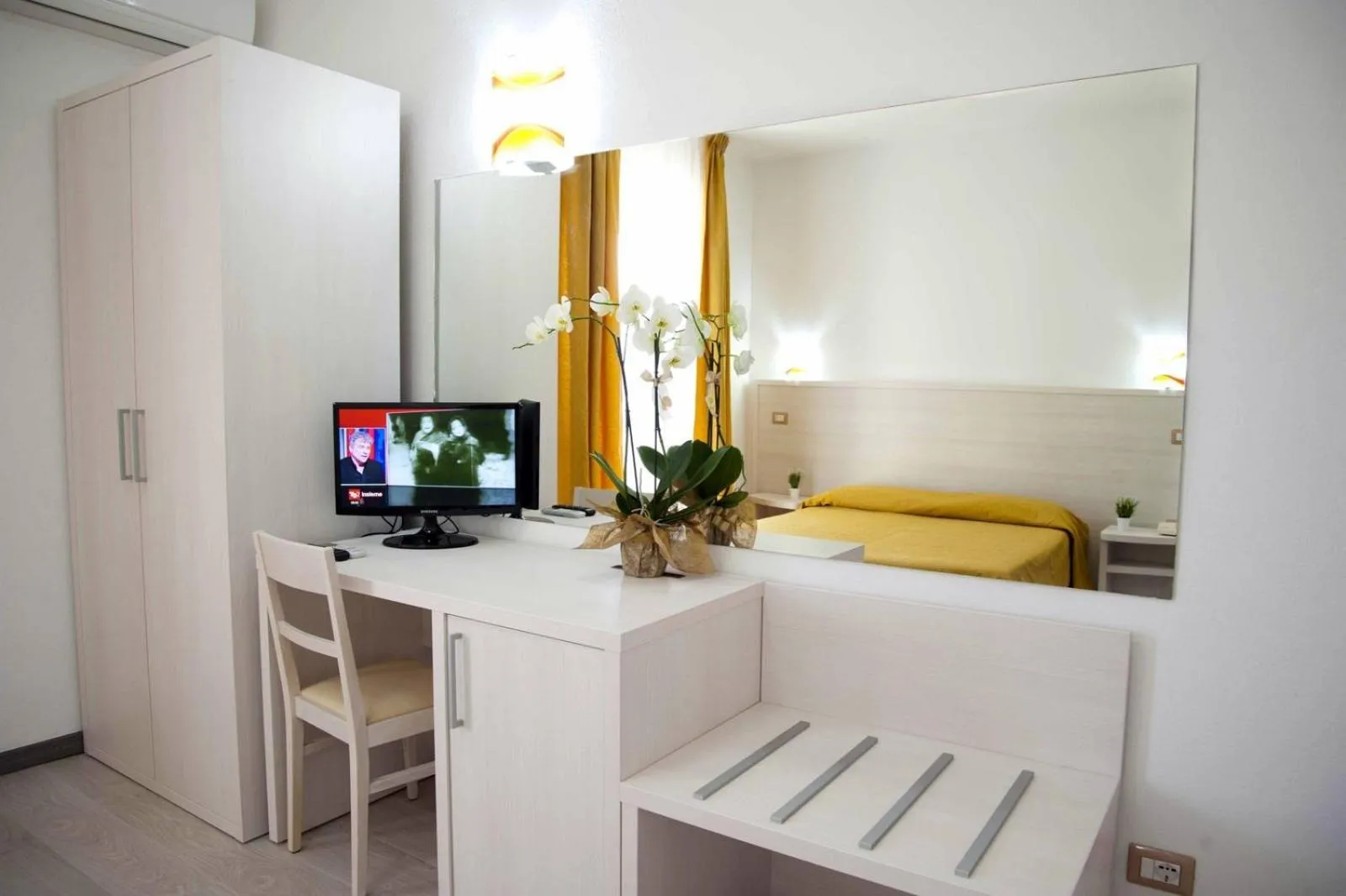 Seating area, Bed in Hotel La Playa