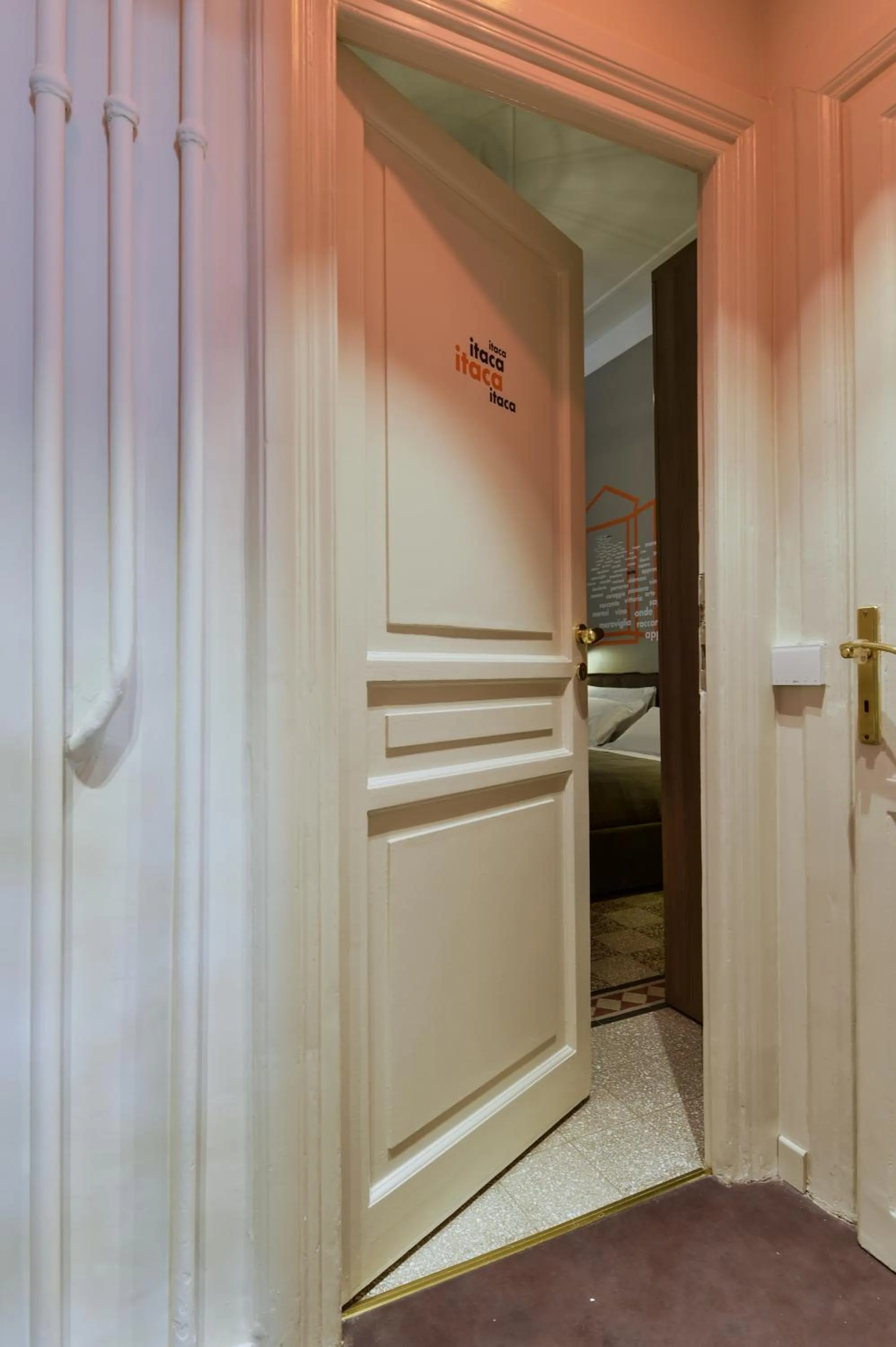 Other, Bed in The Pope's Window