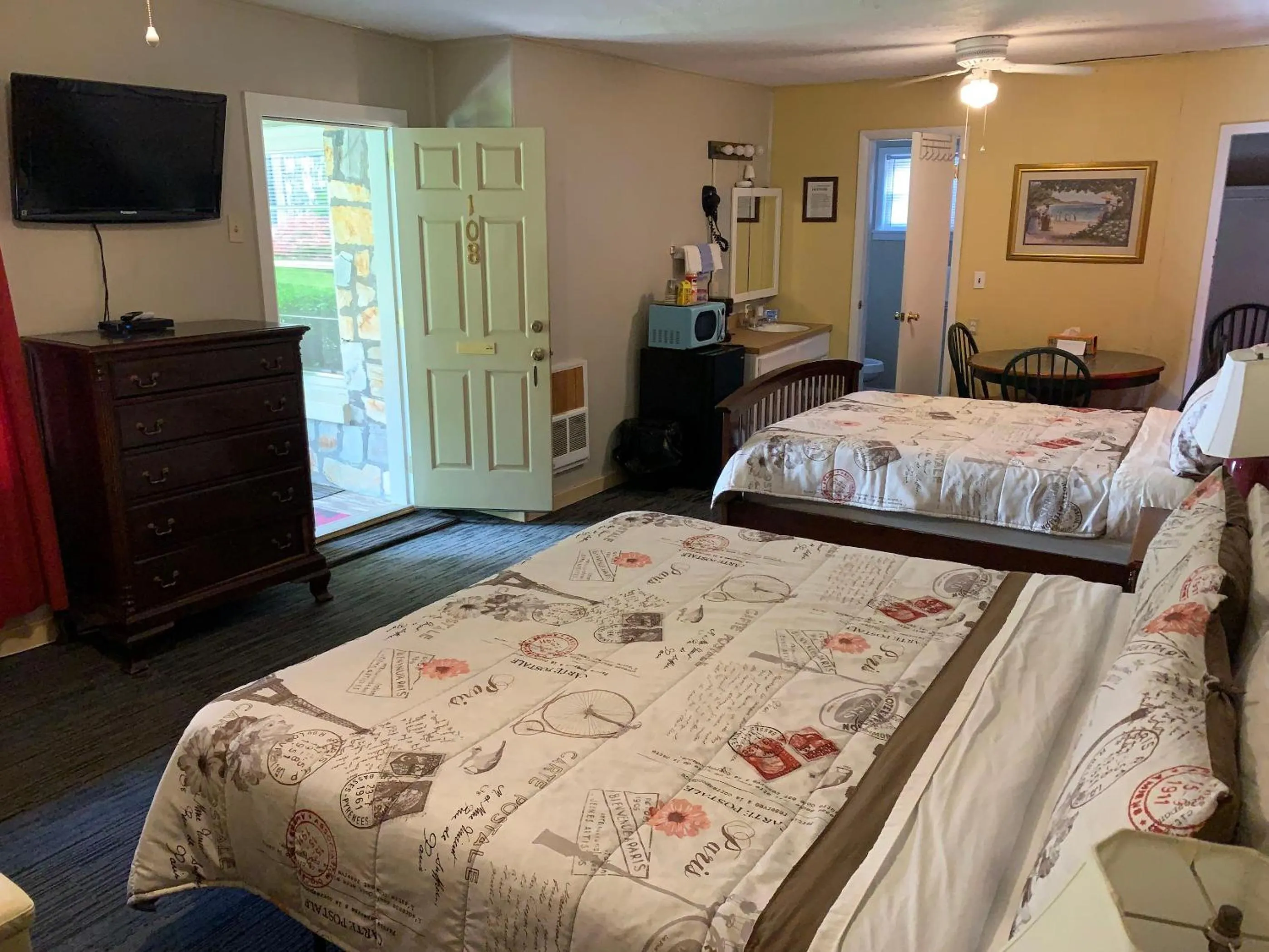 Bed in Phillips Historic Motel & Cottages