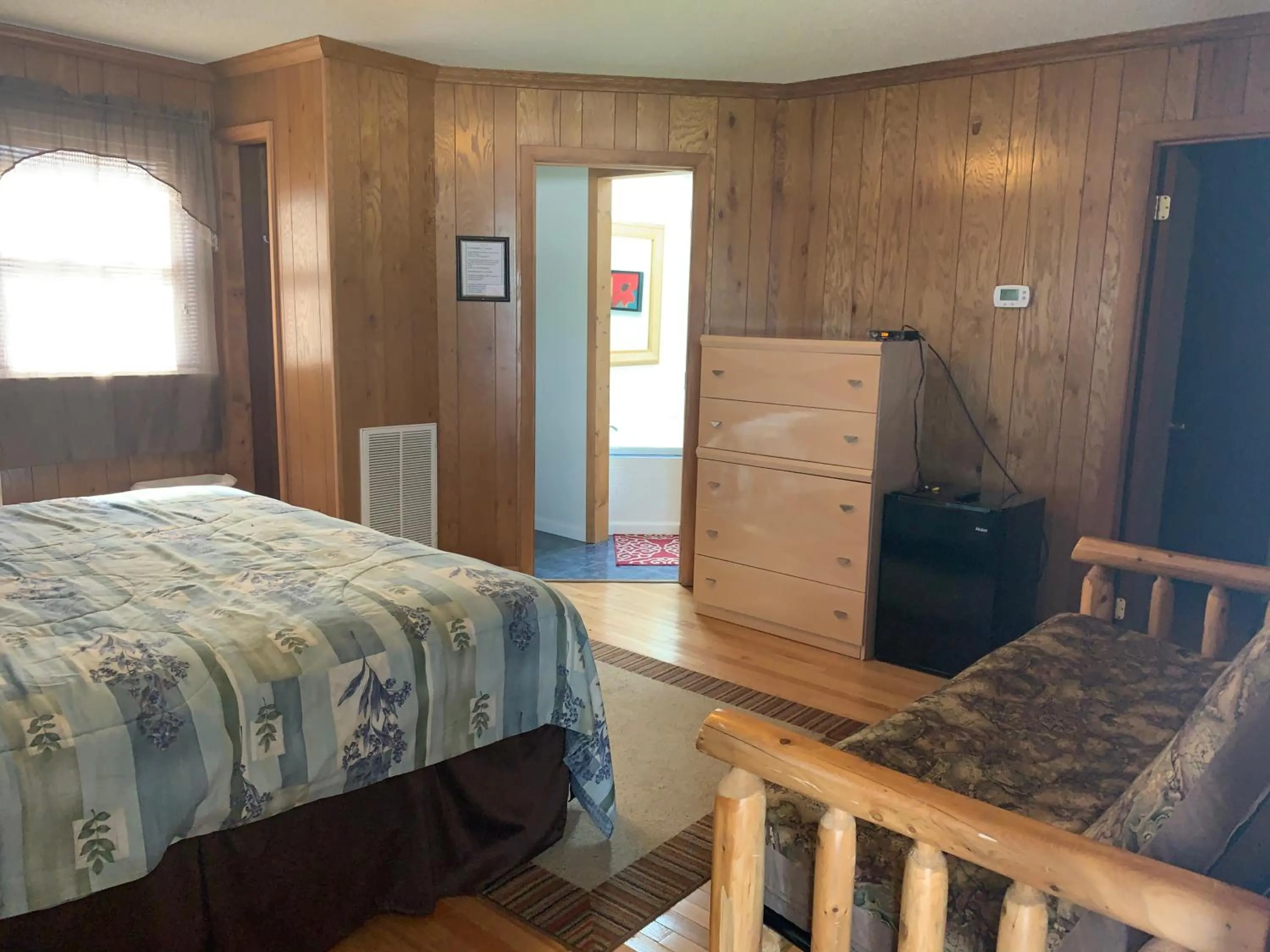 Bed in Phillips Historic Motel & Cottages