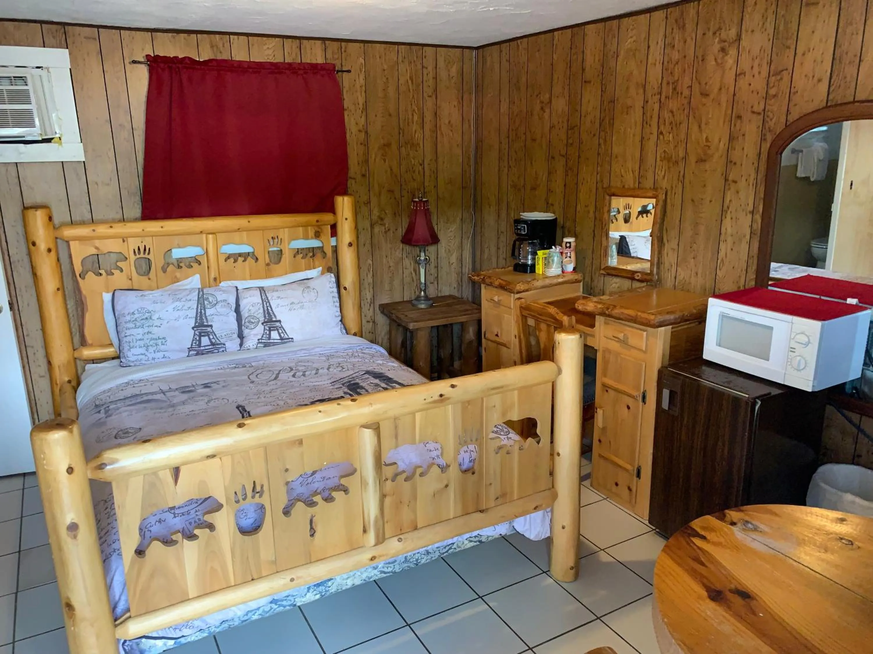 Bed in Phillips Historic Motel & Cottages